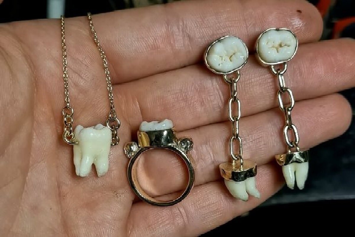 મહિલાઓની સાથોસાથ પુરુષોને પણ જ્વલેરી (Jewellery)નો શોખ હોય છે. ઘણા લોકોને હીરા (Diamonds) ખૂબ પસંદ હોય છે. કેટલાક લોકો સોનું (Gold) અને કેટલાક લોકો નીલમ પસંદ કરે છે. પરંતુ ઓસ્ટ્રેલિયા (Australia)માં એક યુવતી મૃત લોકોના દાંતમાંથી જ્વલેરી (Dead Peoples Teeth Jewellery) બનાવીને ઇન્ટરનેટ પર ચર્ચિત થઈ રહી છે. આ યુવતીનું કહેવું છે કે આ તેનો શોખ (Hobby) છે. (Image: Jacqui Williams/SWNS) મહિલાઓની સાથોસાથ પુરુષોને પણ જ્વલેરી (Jewellery)નો શોખ હોય છે. ઘણા લોકોને હીરા (Diamonds) ખૂબ પસંદ હોય છે. કેટલાક લોકો સોનું (Gold) અને કેટલાક લોકો નીલમ પસંદ કરે છે. પરંતુ ઓસ્ટ્રેલિયા (Australia)માં એક યુવતી મૃત લોકોના દાંતમાંથી જ્વલેરી (Dead Peoples Teeth Jewellery) બનાવીને ઇન્ટરનેટ પર ચર્ચિત થઈ રહી છે. આ યુવતીનું કહેવું છે કે આ તેનો શોખ (Hobby) છે. (Image: Jacqui Williams/SWNS)