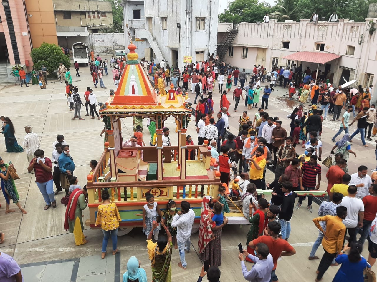નોંધનીય છે કે, જગન્નાથ મંદિરથી નીકળનારી 144મી રથયાત્રા કોવિડ ગાઇડલાઇન્સ સાથે કેવી રીતે યોજવી તેના અંગે આખરી ઓપ આપી દેવામાં આવ્યો છે. જેના અનુસાર અષાઢી બીજે 60 ખલાસી ભાઇઓ સવારે જગન્નાથ મંદિરથી સરસપુરના રણછોડરાયજી મંદિર સુધી લઇ જશે જ્યારે બીજા 60 ખલાસી ભાઇઓ સરસપુરથી રથ નિજમંદિર પરત લાવશે. (તસવીર- વિભુ પટેલ) નોંધનીય છે કે, જગન્નાથ મંદિરથી નીકળનારી 144મી રથયાત્રા કોવિડ ગાઇડલાઇન્સ સાથે કેવી રીતે યોજવી તેના અંગે આખરી ઓપ આપી દેવામાં આવ્યો છે. જેના અનુસાર અષાઢી બીજે 60 ખલાસી ભાઇઓ સવારે જગન્નાથ મંદિરથી સરસપુરના રણછોડરાયજી મંદિર સુધી લઇ જશે જ્યારે બીજા 60 ખલાસી ભાઇઓ સરસપુરથી રથ નિજમંદિર પરત લાવશે. (તસવીર- વિભુ પટેલ)