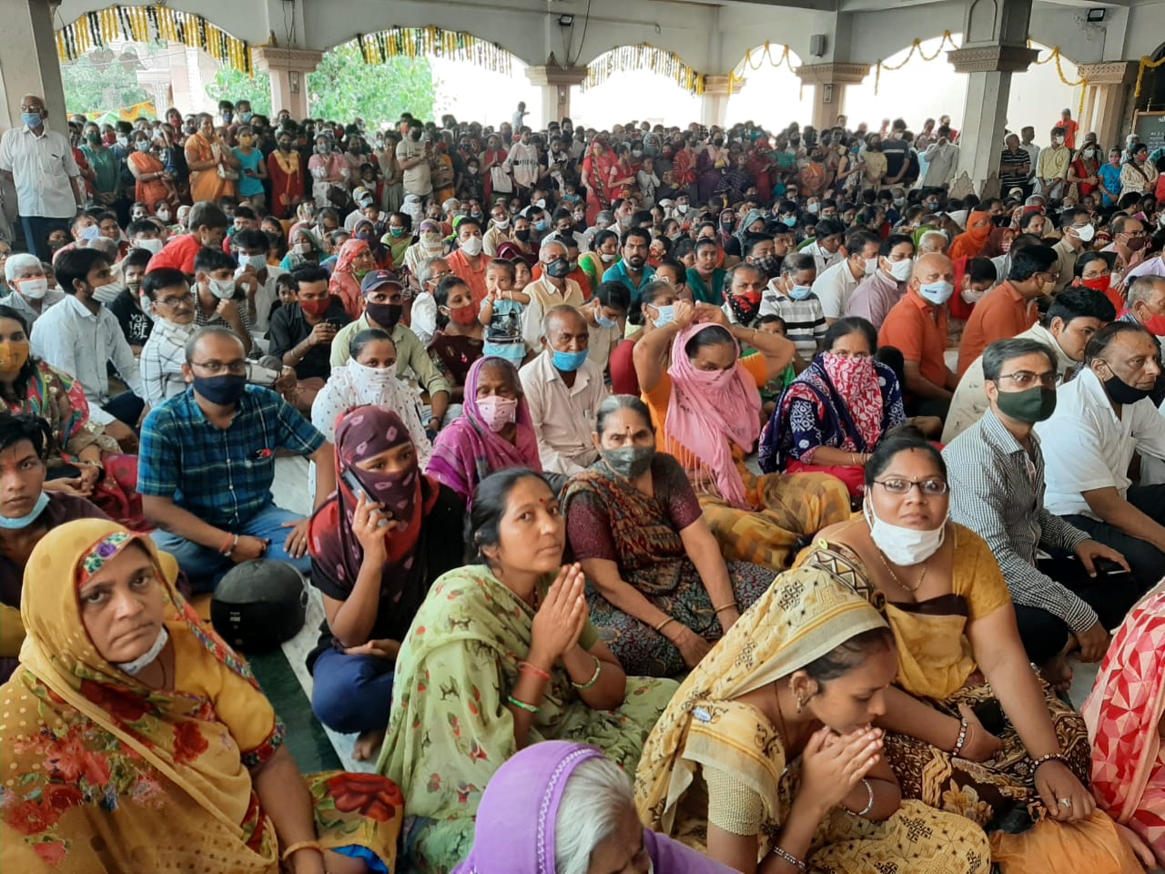 આજે સોનાવેશનાં દર્શનમાં મોટી સંખ્યામાં ભક્તો ઉમટી પડતા સોશિયલ ડિસ્ટન્સનાં ધજાગરા ઉડ્યા હતા. કોરોનાના નિયમોના ધજાગરા ઉડાવીને લોકો ભગવાનના દર્શનની એક ઝલક જોવા માટે ઉમટી પડ્યા હતા. (તસવીર- વિભુ પટેલ) આજે સોનાવેશનાં દર્શનમાં મોટી સંખ્યામાં ભક્તો ઉમટી પડતા સોશિયલ ડિસ્ટન્સનાં ધજાગરા ઉડ્યા હતા. કોરોનાના નિયમોના ધજાગરા ઉડાવીને લોકો ભગવાનના દર્શનની એક ઝલક જોવા માટે ઉમટી પડ્યા હતા. (તસવીર- વિભુ પટેલ)