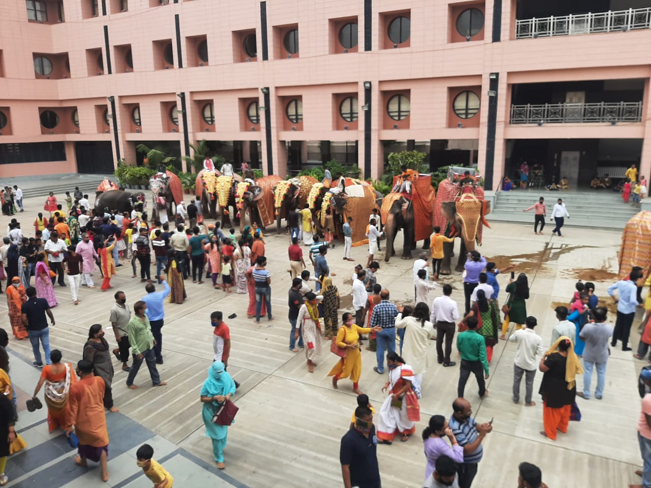 મંદિરના પ્રાંગણમાં 11 હાથી અને 3 નાના હાથી લાવવામાં આવ્યા છે. સોનાવેશ બાદ મંદિરના પ્રાગણમાં ગજરાજોની પૂજા કરવામાં આવી હતી. મંદિરના મહંત દિલીપદાસજી અને ટ્રસ્ટી મહેન્દ્ર ઝા તેમજ યજમાનોએ ગજરાજની પૂજા કરી હતી. (તસવીર- વિભુ પટેલ) મંદિરના પ્રાંગણમાં 11 હાથી અને 3 નાના હાથી લાવવામાં આવ્યા છે. સોનાવેશ બાદ મંદિરના પ્રાગણમાં ગજરાજોની પૂજા કરવામાં આવી હતી. મંદિરના મહંત દિલીપદાસજી અને ટ્રસ્ટી મહેન્દ્ર ઝા તેમજ યજમાનોએ ગજરાજની પૂજા કરી હતી. (તસવીર- વિભુ પટેલ)