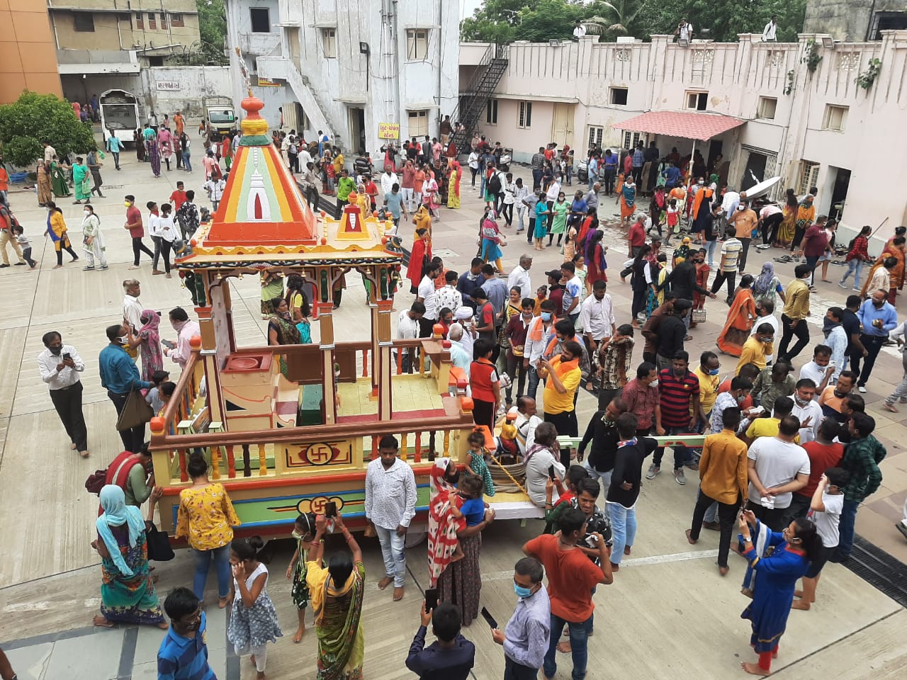 આ વર્ષે 144મી રથયાત્રા કોરોનાના નિયંત્રણના નિયમોના અનુપાલન સાથે યોજાવાની છે. ત્યારે મુખ્યમંત્રી રૂપાણી આ રથયાત્રાની પૂર્વ તૈયારીઓ અંગે મંદિરના ટ્રસ્ટીઓ તથા પોલીસ તંત્ર અને અમદાવાદ મહાનગરપાલિકા તેમજ વહિવટી તંત્રના અધિકારીઓ અને પદાધિકારીઓ સાથે સમીક્ષા બેઠક યોજશે. (તસવીર- વિભુ પટેલ) આ વર્ષે 144મી રથયાત્રા કોરોનાના નિયંત્રણના નિયમોના અનુપાલન સાથે યોજાવાની છે. ત્યારે મુખ્યમંત્રી રૂપાણી આ રથયાત્રાની પૂર્વ તૈયારીઓ અંગે મંદિરના ટ્રસ્ટીઓ તથા પોલીસ તંત્ર અને અમદાવાદ મહાનગરપાલિકા તેમજ વહિવટી તંત્રના અધિકારીઓ અને પદાધિકારીઓ સાથે સમીક્ષા બેઠક યોજશે. (તસવીર- વિભુ પટેલ)