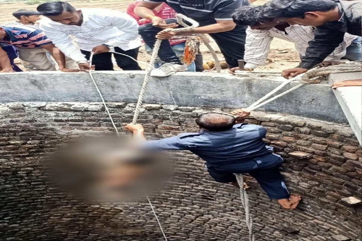 જામનગર જિલ્લાના ધ્રોલ તાલુકાના જામનગર-રાજકોટ હાઇવે પર આવેલા મોરારસાહેબના ખંભાળિયા તરીકે ઓળખાતા ખંભાલીડા ગામે રામસંગ તેજુભા જાડેજા ની વાડી માં ખેત મજૂરી માટે આવેલા નરેશભાઈ ભુરીયા નામના પરપ્રાંતીય મજૂર ના ત્રણ બાળકો કોઈપણ કારણોસર કૂવામાં ડૂબી ગયા હતા. જામનગર જિલ્લાના ધ્રોલ તાલુકાના જામનગર-રાજકોટ હાઇવે પર આવેલા મોરારસાહેબના ખંભાળિયા તરીકે ઓળખાતા ખંભાલીડા ગામે રામસંગ તેજુભા જાડેજા ની વાડી માં ખેત મજૂરી માટે આવેલા નરેશભાઈ ભુરીયા નામના પરપ્રાંતીય મજૂર ના ત્રણ બાળકો કોઈપણ કારણોસર કૂવામાં ડૂબી ગયા હતા.