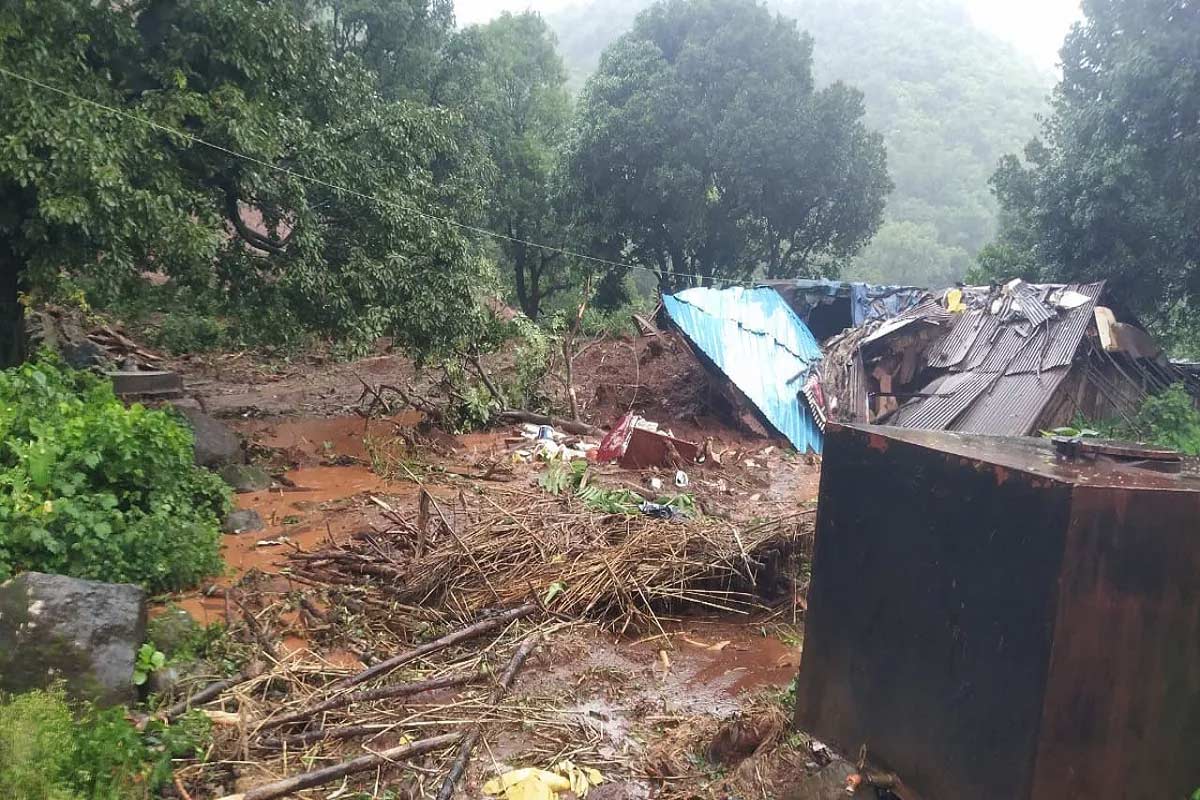  મુંબઈ. મહારાષ્ટ્રમાં ભારે વરસાદ (Maharashtra Heavy Rain) બાદ રાયગઢ જિલ્લાના મહાડ ગામમાં ભૂસ્ખલન (Landslide in Raigad) થવાના કારણે 36 લોકોના મોત થયા છે. આ ઉપરાંત 30 લોકો ફસાયેલા છે. પોલીસે શુક્રવારે જણાવ્યું કે ભૂસ્ખલનની ઘટનામાં મરનારા લોકોની સંખ્યામાં વધારો થઈ શકે છે. કારણ કે હજુ પણ અનેક લોકો ફસાયા હોવાની આશંકા છે. આ ઉપરાંત સતારા (Satara Landslide)માં પણ ભૂસ્ખલનના કારણે 12 લોકોના જીવ જોખમમાં મૂકાયા છે.