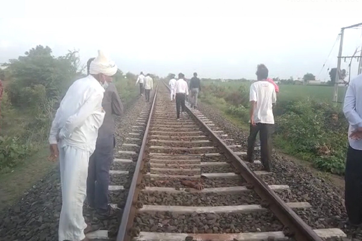 આ મામલે સુસાઈડ નોટ પણ સામે આવી છે. જેમાં મૃતકે લખ્યું છે કે, 'કાલે સવારે મારાથી કોઈ અવળુ પગલું ભરી શકૂ છું. આ લોકો ભાવેશભાઈ ગરચર, તથા લાલાભાઈ લીટન મને સતત માનસીક તકલીફ આપે છે. મારી પાસે ગેરકાયદેસર લખાણ લખાવે છે. છેલ્લા ત્રણ મહિનાથી સતત મને માનસીક ત્રાસ આપી રહ્યા છે. મારી પાસે પૈસા છે નહીં, મને આપગાત કરવા મજબુર કરી રહ્યા છે. મને અથવા મારા પરિવારને કઈ પણ થાય તો, આ લોકો જવાબદાર રહેશે. આ લોકો પૈસાદાર છે, હું તેમને પહોંચી શકુ તેમ નથી. મને બજાર વચ્ચે નાગો કરી મારવાની ધમકી આપે છે. હું મરવા માટે મજબુર થઈ ગયો છું.' આ મામલે સુસાઈડ નોટ પણ સામે આવી છે. જેમાં મૃતકે લખ્યું છે કે, 'કાલે સવારે મારાથી કોઈ અવળુ પગલું ભરી શકૂ છું. આ લોકો ભાવેશભાઈ ગરચર, તથા લાલાભાઈ લીટન મને સતત માનસીક તકલીફ આપે છે. મારી પાસે ગેરકાયદેસર લખાણ લખાવે છે. છેલ્લા ત્રણ મહિનાથી સતત મને માનસીક ત્રાસ આપી રહ્યા છે. મારી પાસે પૈસા છે નહીં, મને આપગાત કરવા મજબુર કરી રહ્યા છે. મને અથવા મારા પરિવારને કઈ પણ થાય તો, આ લોકો જવાબદાર રહેશે. આ લોકો પૈસાદાર છે, હું તેમને પહોંચી શકુ તેમ નથી. મને બજાર વચ્ચે નાગો કરી મારવાની ધમકી આપે છે. હું મરવા માટે મજબુર થઈ ગયો છું.'