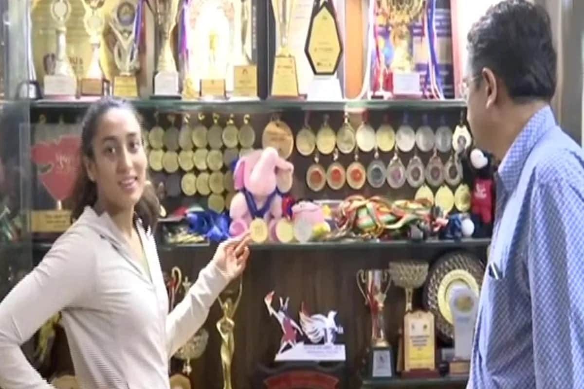 21 વર્ષીય ગુજરાતની સ્વીમર માનાને વર્ષ 2019માં ઘૂંટણમાં ઈજા પહોંચી હતી. તેમણે આ વર્ષની શરુઆતમાં વાપસી કરી છે. તેમણે કહ્યું કે મહામારીના કારણે લાગેલા લોકડાઉનમાં (lockdown) મને ઈજામાંથી સારી રીતે ઉભરવામાં મદદ મળી છે. પરંતુ બાદમાં નિરાશા પણ હાલ લાગી. મને આટલા લાંબા સમય સુધી પાણીથી દૂર રહેવાની આદત નથી. (તસવીર ANI) 21 વર્ષીય ગુજરાતની સ્વીમર માનાને વર્ષ 2019માં ઘૂંટણમાં ઈજા પહોંચી હતી. તેમણે આ વર્ષની શરુઆતમાં વાપસી કરી છે. તેમણે કહ્યું કે મહામારીના કારણે લાગેલા લોકડાઉનમાં (lockdown) મને ઈજામાંથી સારી રીતે ઉભરવામાં મદદ મળી છે. પરંતુ બાદમાં નિરાશા પણ હાલ લાગી. મને આટલા લાંબા સમય સુધી પાણીથી દૂર રહેવાની આદત નથી. (તસવીર ANI)