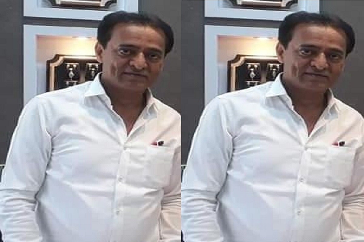 મળતી માહિતી પ્રમાણે જૂનાગઢ જિલ્લાના માણાવદર બસસ્ટેન્ડ રોડ શાકમાર્કેટ પાસે મોહિત જ્વેલર્સના માલિક 50 વર્ષી જીતેન્દ્રભાઈ રુગનાથભાઈ લોઢીયા પોતાના પરિવાર સાથે રહેતા હતા. જીતેન્દ્રભાઈ નિત્યક્રમ પ્રમાણે આજે રવિવારે પોતાની મોહિત જ્વેલર્સ દુકાનમાં આવ્યા હતા. મળતી માહિતી પ્રમાણે જૂનાગઢ જિલ્લાના માણાવદર બસસ્ટેન્ડ રોડ શાકમાર્કેટ પાસે મોહિત જ્વેલર્સના માલિક 50 વર્ષી જીતેન્દ્રભાઈ રુગનાથભાઈ લોઢીયા પોતાના પરિવાર સાથે રહેતા હતા. જીતેન્દ્રભાઈ નિત્યક્રમ પ્રમાણે આજે રવિવારે પોતાની મોહિત જ્વેલર્સ દુકાનમાં આવ્યા હતા.