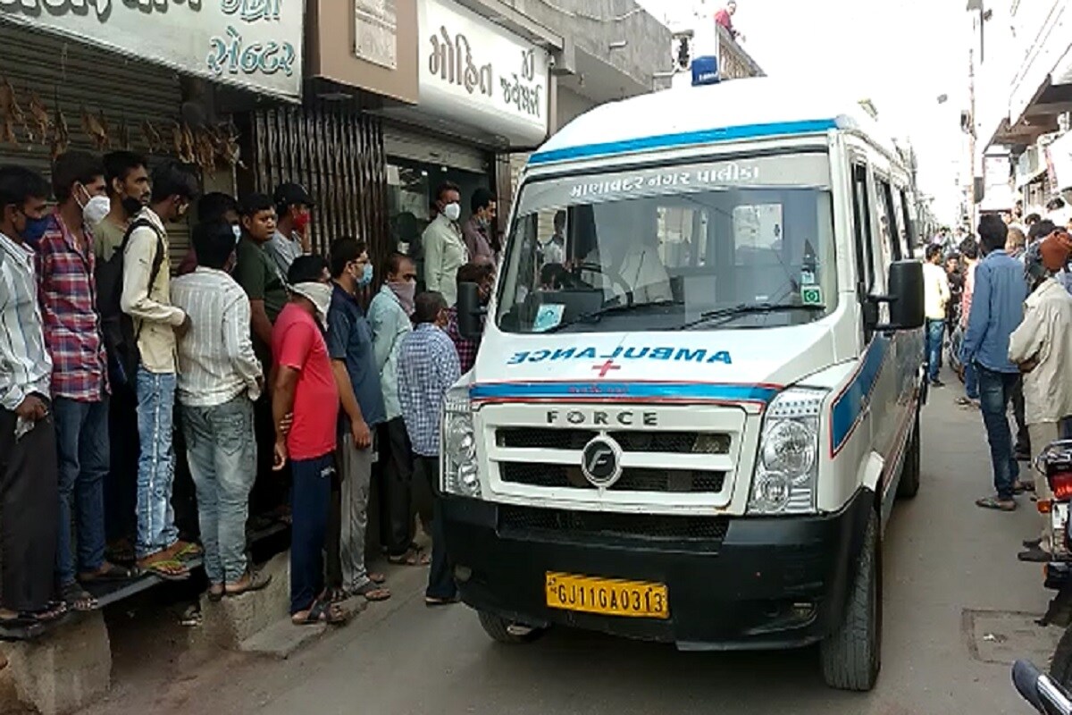 જેના પગલે પોલીસની ટીમ ઘટના સ્થળે પહોંચી ગઈ હતી. અને લાશનો કબ્જો લઈને પ્રાથમિક તપાસ હાથધરી હતી. જેમાં પોલીસને જીતેન્દ્રભાઈના ખિસ્સામાંથી સૂસાઈડ નોટ મળી હતી. જેના પગલે પોલીસની ટીમ ઘટના સ્થળે પહોંચી ગઈ હતી. અને લાશનો કબ્જો લઈને પ્રાથમિક તપાસ હાથધરી હતી. જેમાં પોલીસને જીતેન્દ્રભાઈના ખિસ્સામાંથી સૂસાઈડ નોટ મળી હતી.