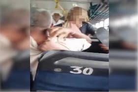 Video: ચાલું બસમાં પોલીસકર્મીને છેડતી કરવી ભારે પડી, મહિલાએ ચપ્પલથી કરી પિટાઇ