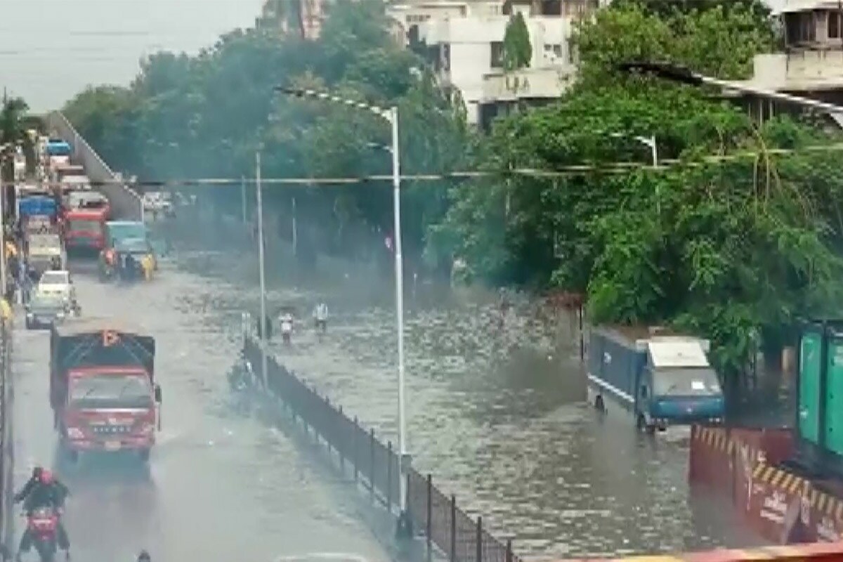 મુંબઈ, થાણે, નવી મુંબઈ, પાલઘર અને આસપાસના વિસ્તારોમાં છેલ્લા ત્રણ કલાકથી ભારે વરસાદ પડી રહ્યો છે જેના કારણે રસ્તાઓ પર પાણી ભરાઈ ગયા છે. રસ્તાઓ પર પાણી ભરાવાના કારણે બસોના રૂટ બદલવામાં આવ્યા છે અને લોકલ ટ્રેનો મોડી ચાલી રહી છે. (તસવીર-ANI) મુંબઈ, થાણે, નવી મુંબઈ, પાલઘર અને આસપાસના વિસ્તારોમાં છેલ્લા ત્રણ કલાકથી ભારે વરસાદ પડી રહ્યો છે જેના કારણે રસ્તાઓ પર પાણી ભરાઈ ગયા છે. રસ્તાઓ પર પાણી ભરાવાના કારણે બસોના રૂટ બદલવામાં આવ્યા છે અને લોકલ ટ્રેનો મોડી ચાલી રહી છે. (તસવીર-ANI)