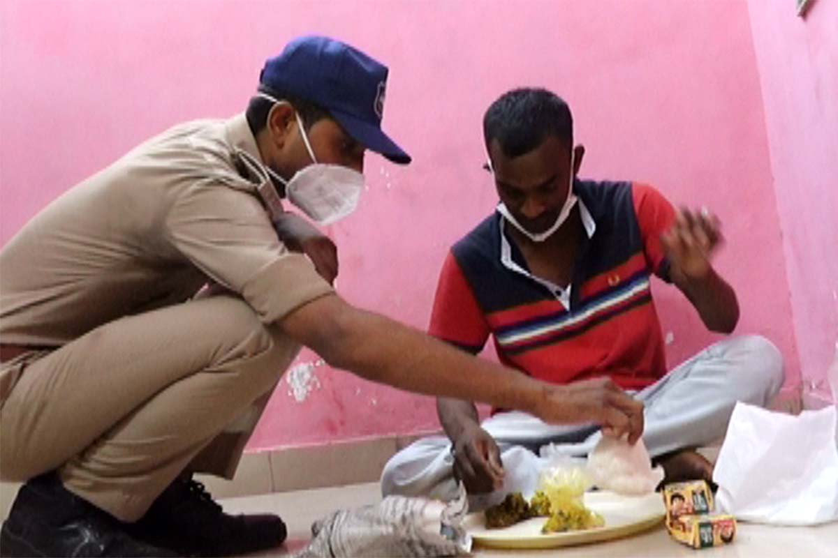 સેહજબ ખત્રી, છોટાઉદેપુર: પોલીસ (Image of police) સામે આવતા ગનેગારો ધ્રુજી ઊઠે છે અને અસમાજિક તત્વો ભાગી છૂટે છે. જોકે, આવી છાપ વચ્ચે નસવાડી પોલીસ (Nasvadi police station)નો એક અલગ જ ચહેરો જોવા મળ્યો. તસવીરમાં દેખાતો આ વ્યક્તિ કોઈ ગુનેગાર નથી પરંતુ પોલીસનો મહેમાન છે! પોલીસ તેની ખાતીરદારી કરી રહી છે. પોલીસ સ્ટેશનમાં જ તેને ભોજન પીરસાઈ રહ્યું છે. તમને નવાઈ લાગશે કે પોલીસ આ વ્યક્તિની આટલી ખાતીરદારી કેમ કરી રહી છે? આ પાછળની જે કહાની છે તે જાણીને તમને પણ નસવાડી પોલીસ પર ગર્વ થશે.