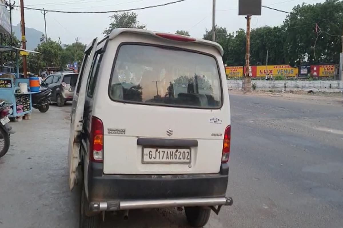 જોકે, ફાયરિંગમાં ગોળી અજયની છાતીમાં વાગતા તેને ગંભીર ઈજા પહોંચી હતી. પરિવારે અજયને હાલોલ પ્રાઈવેટ હોસ્પિટલમાં લઈ જવાયો હતો. જ્યાંથી અજયને વડોદરા રીફર કરાયો હતો. જ્યાં અજયની સારવાર ચાલી રહી છે. જોકે, ફાયરિંગમાં ગોળી અજયની છાતીમાં વાગતા તેને ગંભીર ઈજા પહોંચી હતી. પરિવારે અજયને હાલોલ પ્રાઈવેટ હોસ્પિટલમાં લઈ જવાયો હતો. જ્યાંથી અજયને વડોદરા રીફર કરાયો હતો. જ્યાં અજયની સારવાર ચાલી રહી છે.
