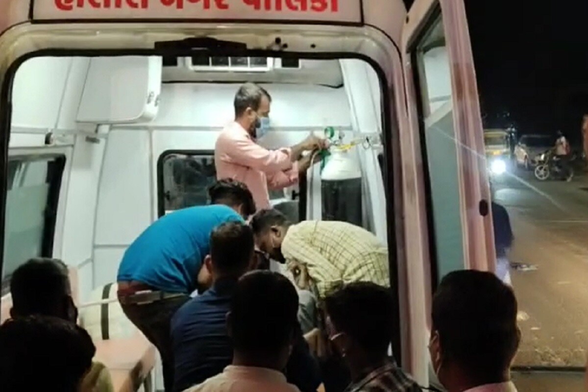 રાજેશ જોષી, પંચમહાલઃ ગુજરાતમાં (Gujarat) જાહેરમાં ફાયરિંગના (firing) કિસ્સાઓ રોજે રોજ બનતી રહે છે ત્યારે પંચમહાલમાં (panchmahal) ફાયરિંગની વધુ એક ઘટના બની હતી. અહીં ઘોઘંબાના (Ghoghanba) કાલસર ગામમાં (kalsar village) ત્રણ યુવકોએ એક યુવક ઉપર ફાયરિંગ કર્યું હતું. જેમાં ગોળી યુવકને છાતીમાં વાગતા તે ઈજાગ્રસ્ત થઈ હતી. આ અંગે જાણ થતાં રાજગઢ પોલીસ એલ.સી.બી (Rajgadh police LCB team) ઘટના સ્થળે પહોંચીને વધુ તપાસ હાથધરી હતી. રાજેશ જોષી, પંચમહાલઃ ગુજરાતમાં (Gujarat) જાહેરમાં ફાયરિંગના (firing) કિસ્સાઓ રોજે રોજ બનતી રહે છે ત્યારે પંચમહાલમાં (panchmahal) ફાયરિંગની વધુ એક ઘટના બની હતી. અહીં ઘોઘંબાના (Ghoghanba) કાલસર ગામમાં (kalsar village) ત્રણ યુવકોએ એક યુવક ઉપર ફાયરિંગ કર્યું હતું. જેમાં ગોળી યુવકને છાતીમાં વાગતા તે ઈજાગ્રસ્ત થઈ હતી. આ અંગે જાણ થતાં રાજગઢ પોલીસ એલ.સી.બી (Rajgadh police LCB team) ઘટના સ્થળે પહોંચીને વધુ તપાસ હાથધરી હતી.
