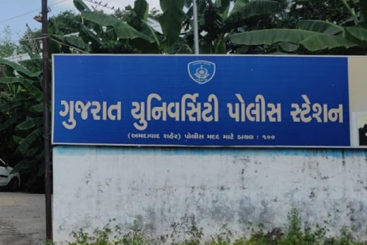 પ્રાથમિક તપાસમાં આરોપી ગુનાહિત માનસિકતા ધરાવતો તેમજ કોઈ પણ જાતનો કામ ધંધો ન કરતો હોવાથી લોકોને છરી બતાવી લૂંટી લેતો હોવાનુ ખુલ્યુ હતું. જ્યારે યુનિવર્સીટી પોલીસે આરોપી મોહન દેસાઈની તપાસ કરતા અગાઉ પણ તે આ પ્રકારનાં ગુનામાં પકડાયેલો હોવાનુ ખુલ્યુ છે. તેની સામે 5 જેટલા ગુના નોંધાયા છે, જ્યારે એક વાર તે પાસા પણ ભોગવી ચુક્યો છે. ત્યારે હાલ તો પોલીસે આરોપીને જેલ હવાલે કરી વધુ કાર્યવાહી હાથ ધરી છે..જો કે બીજી તરફ જમાલપુર વિસ્તારમાં પણ કર્ફ્યૂમાં બહાર નીકળેલા રીક્ષા ચાલકને અટકાવતા તેણે પોલીસ પર છરી વડે હુમલો કર્યો છે. પ્રાથમિક તપાસમાં આરોપી ગુનાહિત માનસિકતા ધરાવતો તેમજ કોઈ પણ જાતનો કામ ધંધો ન કરતો હોવાથી લોકોને છરી બતાવી લૂંટી લેતો હોવાનુ ખુલ્યુ હતું. જ્યારે યુનિવર્સીટી પોલીસે આરોપી મોહન દેસાઈની તપાસ કરતા અગાઉ પણ તે આ પ્રકારનાં ગુનામાં પકડાયેલો હોવાનુ ખુલ્યુ છે. તેની સામે 5 જેટલા ગુના નોંધાયા છે, જ્યારે એક વાર તે પાસા પણ ભોગવી ચુક્યો છે. ત્યારે હાલ તો પોલીસે આરોપીને જેલ હવાલે કરી વધુ કાર્યવાહી હાથ ધરી છે..જો કે બીજી તરફ જમાલપુર વિસ્તારમાં પણ કર્ફ્યૂમાં બહાર નીકળેલા રીક્ષા ચાલકને અટકાવતા તેણે પોલીસ પર છરી વડે હુમલો કર્યો છે.