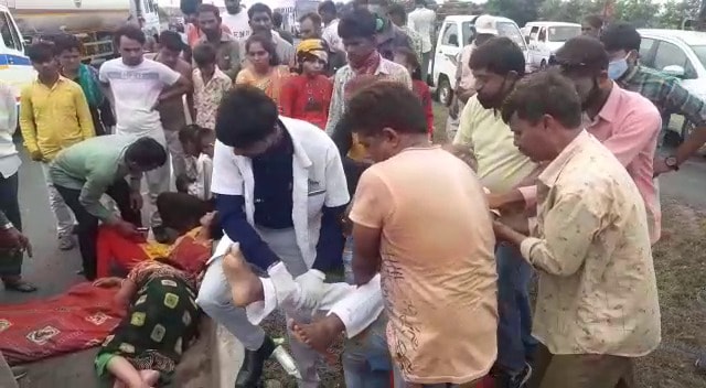 ત્યારે પાછળથી ટક્કર વાગવાના કારણે છોટા હાથી પલટી મારી જતા છોટાહાથી માં બેસે લાભ તમામ લોકોને ઈજાઓ પણ પહોંચી હતી. તો સાથે જ છોટાહાથી વાહનમાં પણ નુકસાની પહોંચ્યું હોવાનું સામે આવ્યું છે. સુરાપુરા ના દર્શન તેમના આશીર્વાદ લેવા જતા લોકોને અકસ્માત નડતા તેમજ અકસ્માતમાં પરિવારના એક મહિલાનું મૃત્યુ નીપજતાં પરિવાર માં ગમગીનીનો માહોલ છવાઇ ગયો છે. ત્યારે પાછળથી ટક્કર વાગવાના કારણે છોટા હાથી પલટી મારી જતા છોટાહાથી માં બેસે લાભ તમામ લોકોને ઈજાઓ પણ પહોંચી હતી. તો સાથે જ છોટાહાથી વાહનમાં પણ નુકસાની પહોંચ્યું હોવાનું સામે આવ્યું છે. સુરાપુરા ના દર્શન તેમના આશીર્વાદ લેવા જતા લોકોને અકસ્માત નડતા તેમજ અકસ્માતમાં પરિવારના એક મહિલાનું મૃત્યુ નીપજતાં પરિવાર માં ગમગીનીનો માહોલ છવાઇ ગયો છે.