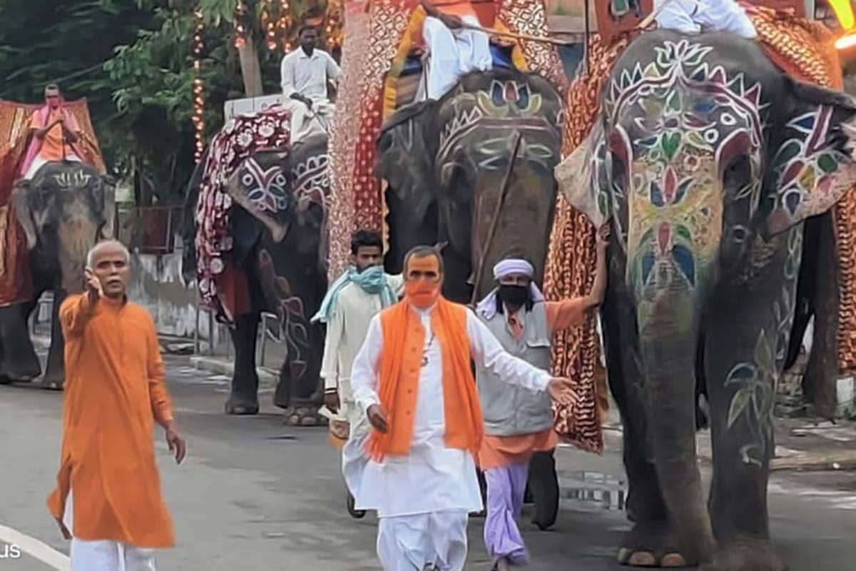 ઉલ્લેખનીય છે કે આજે ભગવાન જગન્નાથજીની (lord Jagannath) 144મી રથયાત્રા (Rathyatra) નીકળી છે. આ વખતે ભગવાન જગન્નાથ નગરચર્યાએ નીકળ્યા છે પરંતુ માર્ગમાં તેમના ભક્તો નથી. કોરોના મહામારીને (corona Pandemic) પગલે આ વખતે રથયાત્રાના 19 કિલોમીટરના રૂટ પર સવારે 7થી બપોરે 2 દરમિયાન કર્ફ્યૂ જાહેર કરવામાં આવ્યો છે. ભક્તોને આ વખતે ટીવી-સોશિયલ મીડિયાના માધ્યમથી જ દર્શન કરવાની અપીલ કરવામાં આવી છે. ઉલ્લેખનીય છે કે આજે ભગવાન જગન્નાથજીની (lord Jagannath) 144મી રથયાત્રા (Rathyatra) નીકળી છે. આ વખતે ભગવાન જગન્નાથ નગરચર્યાએ નીકળ્યા છે પરંતુ માર્ગમાં તેમના ભક્તો નથી. કોરોના મહામારીને (corona Pandemic) પગલે આ વખતે રથયાત્રાના 19 કિલોમીટરના રૂટ પર સવારે 7થી બપોરે 2 દરમિયાન કર્ફ્યૂ જાહેર કરવામાં આવ્યો છે. ભક્તોને આ વખતે ટીવી-સોશિયલ મીડિયાના માધ્યમથી જ દર્શન કરવાની અપીલ કરવામાં આવી છે.