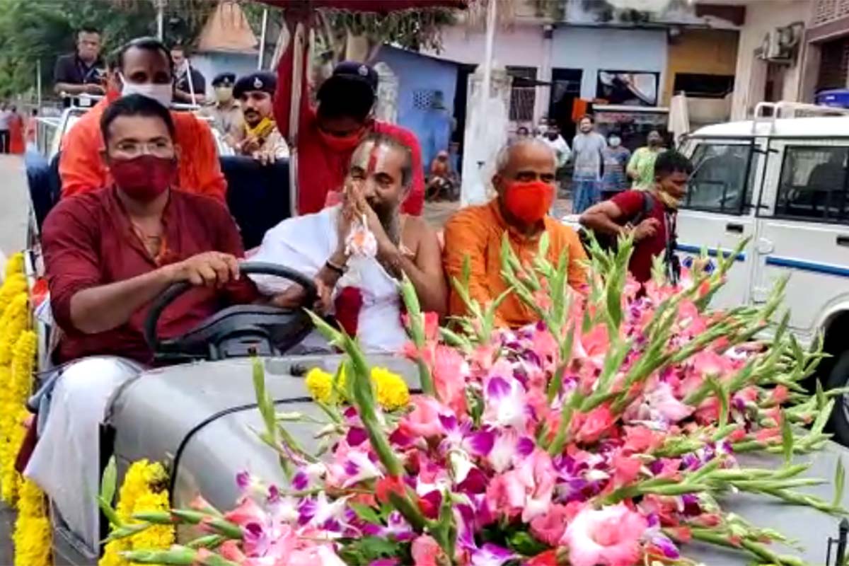ઉલ્લેખનીય છે કે આ વખતે રથયાત્રા વખતે પ્રસાદ વિતરણ પર પ્રતિબંધ મૂકવામાં આવ્યો છે. આમ પણ કર્ફ્યૂ હોવાને પગલે લોકોને રોડ પર આવવા પ્રતિબંધ મૂકાયો છે. આ દરમિયાન મંદિરના મહંત જે લોકોને મંદિર ખાતે હાજર રહેવાની ખાસ પરવાનગી મળી છે તેમને માસ્ક આપતા જોવા મળ્યા હતા. દિલીપદાસજી જીપમાં સવાર થઈને મંદિરેથી નીકળ્યા ત્યારે પણ પ્રદીપસિંહ સહિતના લોકોને માસ્ક આપતા નજરે પડ્યા હતા. ઉલ્લેખનીય છે કે આ વખતે રથયાત્રા વખતે પ્રસાદ વિતરણ પર પ્રતિબંધ મૂકવામાં આવ્યો છે. આમ પણ કર્ફ્યૂ હોવાને પગલે લોકોને રોડ પર આવવા પ્રતિબંધ મૂકાયો છે. આ દરમિયાન મંદિરના મહંત જે લોકોને મંદિર ખાતે હાજર રહેવાની ખાસ પરવાનગી મળી છે તેમને માસ્ક આપતા જોવા મળ્યા હતા. દિલીપદાસજી જીપમાં સવાર થઈને મંદિરેથી નીકળ્યા ત્યારે પણ પ્રદીપસિંહ સહિતના લોકોને માસ્ક આપતા નજરે પડ્યા હતા.