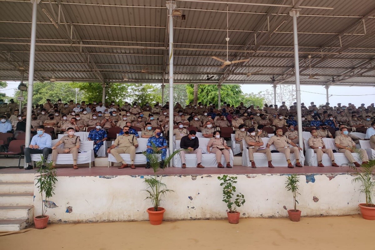 રથયાત્રા ને લઈને પોલીસ કમિશનર અને સેકટર 1 અને 2 જેસીપી તથા ક્રાઇમ બ્રાન્ચના અધિકારીઓની આગેવાનીમાં બંદોબસ્ટમાં હાજર રહેનાર પીઆઇ, એસીપી, ડીસીપી સહિતના અધિકારીઓનું બ્રિફિંગ રાખવામાં આવ્યું હતું. રથયાત્રા ને લઈને પોલીસ કમિશનર અને સેકટર 1 અને 2 જેસીપી તથા ક્રાઇમ બ્રાન્ચના અધિકારીઓની આગેવાનીમાં બંદોબસ્ટમાં હાજર રહેનાર પીઆઇ, એસીપી, ડીસીપી સહિતના અધિકારીઓનું બ્રિફિંગ રાખવામાં આવ્યું હતું.