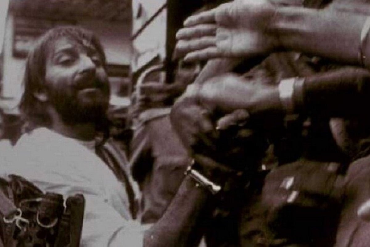 સંજય દત્ત (Sanjay Dutt) પર આરોપ હતો કે, વિસ્ફોટોને અંજામ આપવા માટે સામગ્રીના જે ખેપને મુંબઈમાં ઉતારવામાં આવ્યું હતુ, તેજ ખેપમાં સંજય દત્ત (Sanjay Dutt)ને પણ હથિયાર મળ્યા હતા અને આ રીતે રીલ લાઇફનાં એક ઝટકામાં જ રિયલ લાઇફના વિલન બની ગયા. સંજય દત્ત (Sanjay Dutt) પર આરોપ હતો કે, વિસ્ફોટોને અંજામ આપવા માટે સામગ્રીના જે ખેપને મુંબઈમાં ઉતારવામાં આવ્યું હતુ, તેજ ખેપમાં સંજય દત્ત (Sanjay Dutt)ને પણ હથિયાર મળ્યા હતા અને આ રીતે રીલ લાઇફનાં એક ઝટકામાં જ રિયલ લાઇફના વિલન બની ગયા.