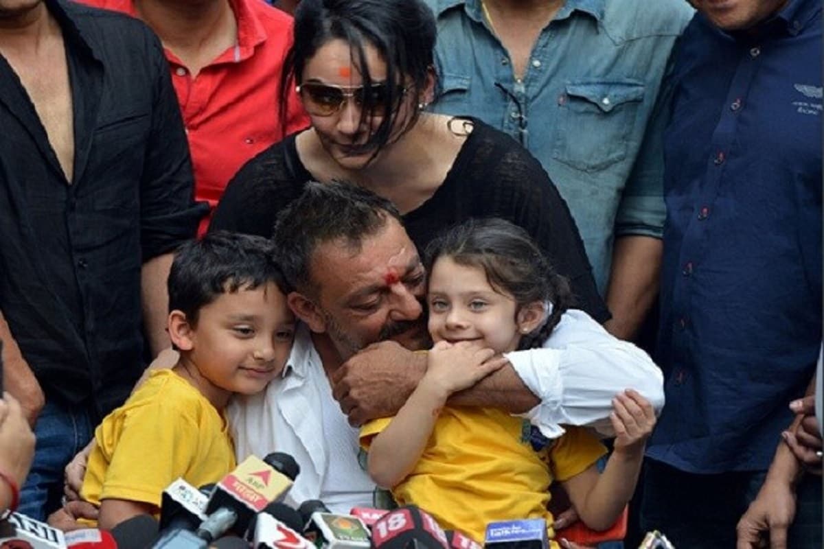સંજય દત્ત સંપત્તિ - જો સંજય દત્તની સંપત્તિ (sanjay dutt net worth) વિશે વાત કરીએ તો, તેમની પાસે લગભગ 137 કરોડની સંપત્તિ હોવાનું આંકવામાં આવ્યું છે. તમને જણાવી દઈએ કે, સંજય દત્ત (Sanjay Dutt) હંમેશા દિલ ખોલીને દાન કરે છે. સંજય દત્ત પાસે મુંબઈમાં અનેક આલિશાન ઘર છે. સંજય દત્ત 58 smt નરગિસ રોડ, પાલી હિલ, બાંદ્રા, મુંબઈમાં રહે છે. અહીં રસ્તાનું નામ તેમની માતાના નામ પરથી રાખવામાં આવ્યું છે. સંજય દત્તે 2009માં આ આલિશાન ઘર ખરીદ્યું હતું. સંજય દત્ત સંપત્તિ - જો સંજય દત્તની સંપત્તિ (sanjay dutt net worth) વિશે વાત કરીએ તો, તેમની પાસે લગભગ 137 કરોડની સંપત્તિ હોવાનું આંકવામાં આવ્યું છે. તમને જણાવી દઈએ કે, સંજય દત્ત (Sanjay Dutt) હંમેશા દિલ ખોલીને દાન કરે છે. સંજય દત્ત પાસે મુંબઈમાં અનેક આલિશાન ઘર છે. સંજય દત્ત 58 smt નરગિસ રોડ, પાલી હિલ, બાંદ્રા, મુંબઈમાં રહે છે. અહીં રસ્તાનું નામ તેમની માતાના નામ પરથી રાખવામાં આવ્યું છે. સંજય દત્તે 2009માં આ આલિશાન ઘર ખરીદ્યું હતું.
