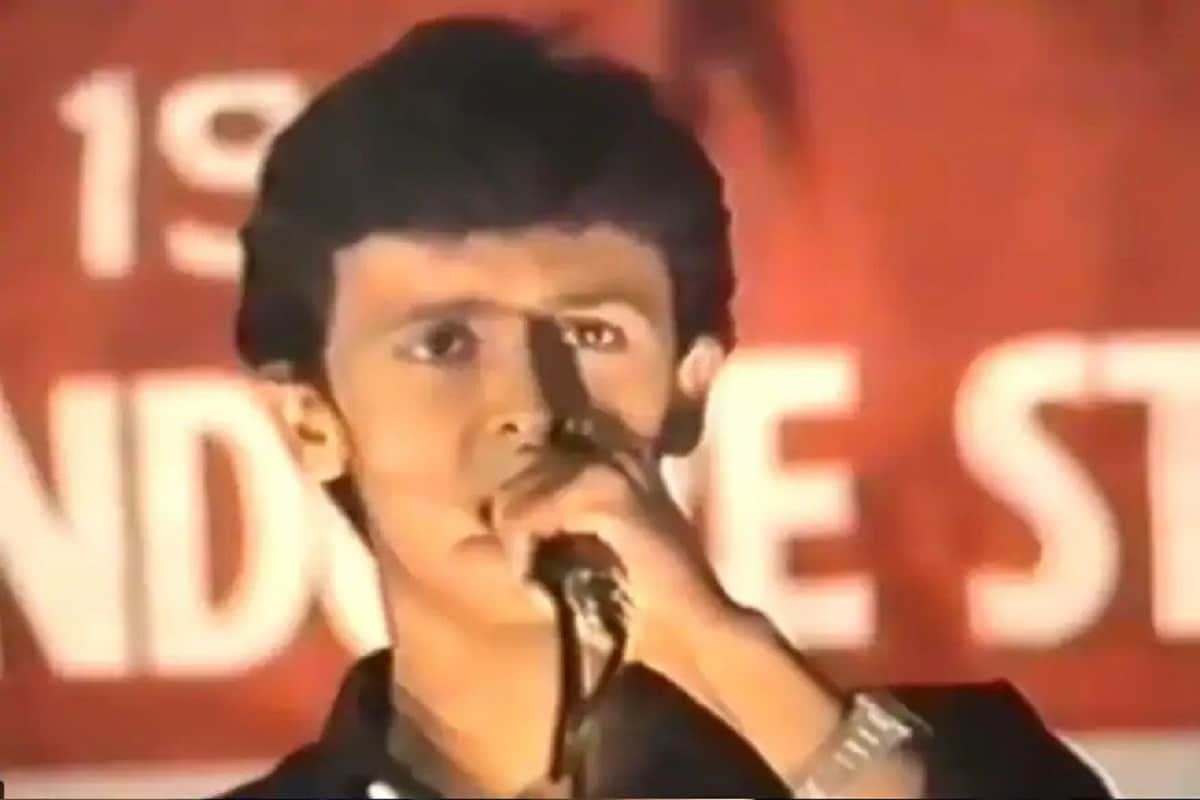 Happy Birthday Sonu Nigam : આજે સિંગર સોનું નિગમનો જન્મ દિવસ (Sonu Nigam Birthday) છે. વર્ષોથી પોતાના સુંદર અવાજનો જાદુથી અનેક લોકોને પોતાના કાયલ બનાવનાર સોનૂ નિગમ (Sonu Nigam) આજે 48 વર્ષનો થઈ ગયો. સોનુ નિગમ (Singer Sonu Nigam) બોલિવૂડના તે જાણીતા સિગર્સમાંથી એક જે જેમણે હિન્દી, મરાઠી, તેલુગુ, તમિલ સમેત લગભગ 12 ભાષાઓમાં ગીતો ગાઇને મહારાથ મેળવી છે. સોનુની મધુર અવાજની દુનિયા કાયલ છે. તેમને મોહમ્મદ રફી (mohammed rafi) કહીને કેટલીક વાર નવાજવામાં આવે છે. 4 વર્ષની ઉંમરથી ગાયકીના જીવમનમાં પગ રાખનાર અને રફી સાહેબના પહેલા ગીતથી સ્ટેજને હચમચાવી દેનાર સોનુ નિગમને વિવાદો (sonu nigam controversy) સાથે પણ જૂનો સંબંધ છે. Happy Birthday Sonu Nigam : આજે સિંગર સોનું નિગમનો જન્મ દિવસ (Sonu Nigam Birthday) છે. વર્ષોથી પોતાના સુંદર અવાજનો જાદુથી અનેક લોકોને પોતાના કાયલ બનાવનાર સોનૂ નિગમ (Sonu Nigam) આજે 48 વર્ષનો થઈ ગયો. સોનુ નિગમ (Singer Sonu Nigam) બોલિવૂડના તે જાણીતા સિગર્સમાંથી એક જે જેમણે હિન્દી, મરાઠી, તેલુગુ, તમિલ સમેત લગભગ 12 ભાષાઓમાં ગીતો ગાઇને મહારાથ મેળવી છે. સોનુની મધુર અવાજની દુનિયા કાયલ છે. તેમને મોહમ્મદ રફી (mohammed rafi) કહીને કેટલીક વાર નવાજવામાં આવે છે. 4 વર્ષની ઉંમરથી ગાયકીના જીવમનમાં પગ રાખનાર અને રફી સાહેબના પહેલા ગીતથી સ્ટેજને હચમચાવી દેનાર સોનુ નિગમને વિવાદો (sonu nigam controversy) સાથે પણ જૂનો સંબંધ છે.