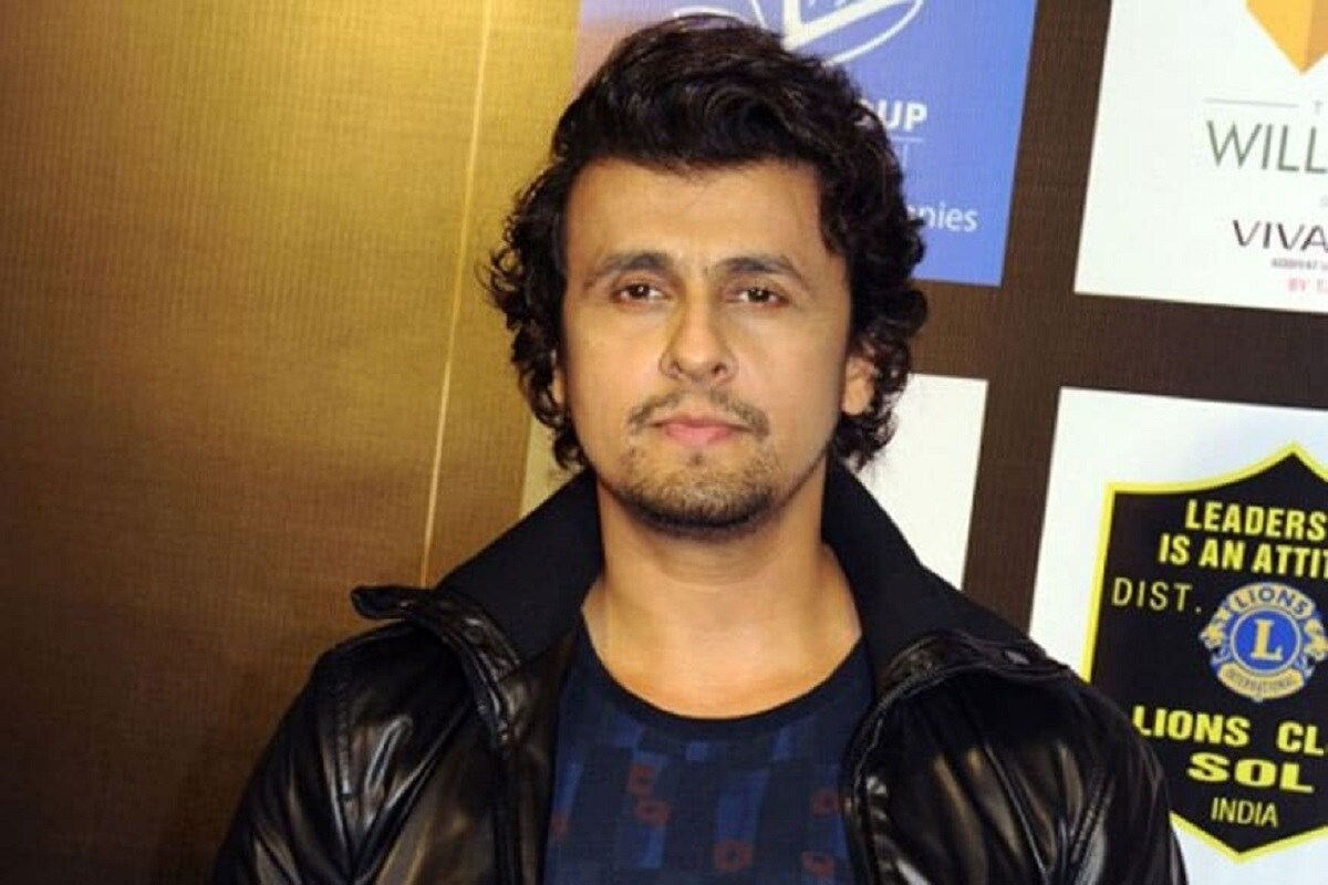 વળી સોનુ નિગમે (Sonu Nigam) પોતાને દેવી કહેનારી રાધે માં સપોર્ટ કરતા વખતે પણ તે ખૂબ ટ્રોલ થયા હતા. સોનુએ એક પછી એક અનેક ટ્વિટ કરીને રાધે માને કાલી માતા સાથે કમ્પેર કર્યા હતા. જે પછી તે વિમાનમાં ગીત ગાઇને વિવાદમાં ફસાયા હતા. અને તેમના કારણે કંપનીએ ક્રૂ મેબર્સને નિલંબિત કર્યા હતા. વળી સોનુ નિગમે (Sonu Nigam) પોતાને દેવી કહેનારી રાધે માં સપોર્ટ કરતા વખતે પણ તે ખૂબ ટ્રોલ થયા હતા. સોનુએ એક પછી એક અનેક ટ્વિટ કરીને રાધે માને કાલી માતા સાથે કમ્પેર કર્યા હતા. જે પછી તે વિમાનમાં ગીત ગાઇને વિવાદમાં ફસાયા હતા. અને તેમના કારણે કંપનીએ ક્રૂ મેબર્સને નિલંબિત કર્યા હતા.