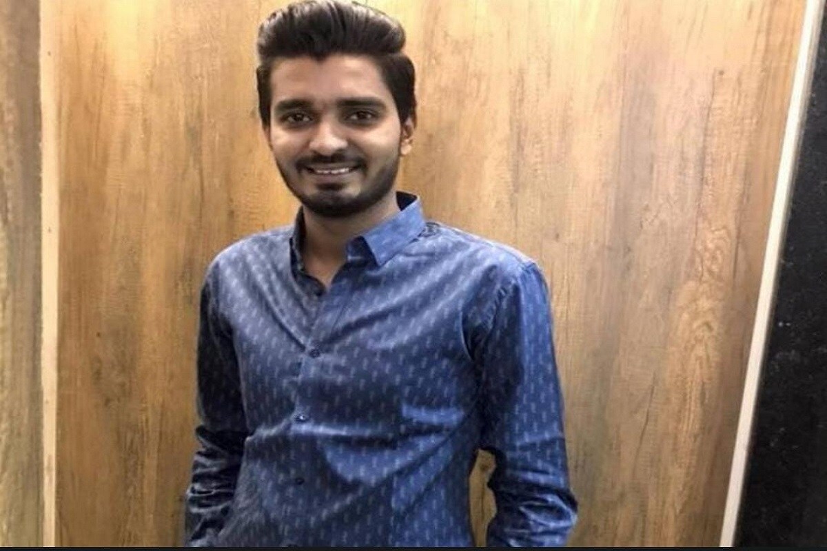 જોકે સમગ્ર મામલે નજીકના મિત્રોના જણાવ્યા અનુસાર, ઋષિતનાં કોરોના મહામારીને લઈ વેપારધંધા પડી ભાંગતાં બેકાર થઈ ગયો હતો. એમ કહી શકાય કે આર્થિક ભીંસને લઈ માનસિક તણાવમાં રહેતો થઈ ગયો હતો. લગભગ 6 મહિના પહેલાં તેના પિતાનું પણ મહામારીમાં મૃત્યુ થતાં ઋષિત તણાવમાં રહેતો હતો. ઋષિતના આપઘાત પાછળ બેરોજગારી અને આર્થિક ભીંસ જવાબદાર કહી શકાય છે. જોકે સમગ્ર મામલે નજીકના મિત્રોના જણાવ્યા અનુસાર, ઋષિતનાં કોરોના મહામારીને લઈ વેપારધંધા પડી ભાંગતાં બેકાર થઈ ગયો હતો. એમ કહી શકાય કે આર્થિક ભીંસને લઈ માનસિક તણાવમાં રહેતો થઈ ગયો હતો. લગભગ 6 મહિના પહેલાં તેના પિતાનું પણ મહામારીમાં મૃત્યુ થતાં ઋષિત તણાવમાં રહેતો હતો. ઋષિતના આપઘાત પાછળ બેરોજગારી અને આર્થિક ભીંસ જવાબદાર કહી શકાય છે.