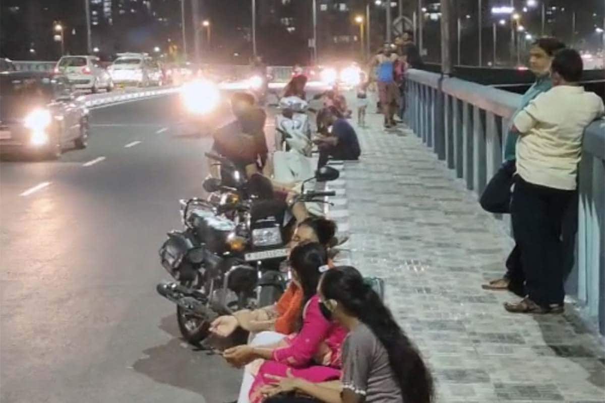 ઉલ્લેખનીય છે કે આજથી ચાર વર્ષ પહેલા તાપી નદી પર કેબલ બ્રિજનું ઉદ્ઘાટન કરવામાં આવ્યું હતું. આ બ્રિજનું સવાર 10 વાગ્યે ઉદ્ઘાટન કરવામાં આવ્યું હતું. જોકે, સાંજ થતાની સાથે સાથે જ બ્રિજના બંને છેડા પર ટ્રાફિકજામ થઈ ગયો હતો. ત્યારે પણ આ જ રીતે લોકો બ્રિજ પર ઉમટી પડ્યા હતા. ઉલ્લેખનીય છે કે આજથી ચાર વર્ષ પહેલા તાપી નદી પર કેબલ બ્રિજનું ઉદ્ઘાટન કરવામાં આવ્યું હતું. આ બ્રિજનું સવાર 10 વાગ્યે ઉદ્ઘાટન કરવામાં આવ્યું હતું. જોકે, સાંજ થતાની સાથે સાથે જ બ્રિજના બંને છેડા પર ટ્રાફિકજામ થઈ ગયો હતો. ત્યારે પણ આ જ રીતે લોકો બ્રિજ પર ઉમટી પડ્યા હતા.