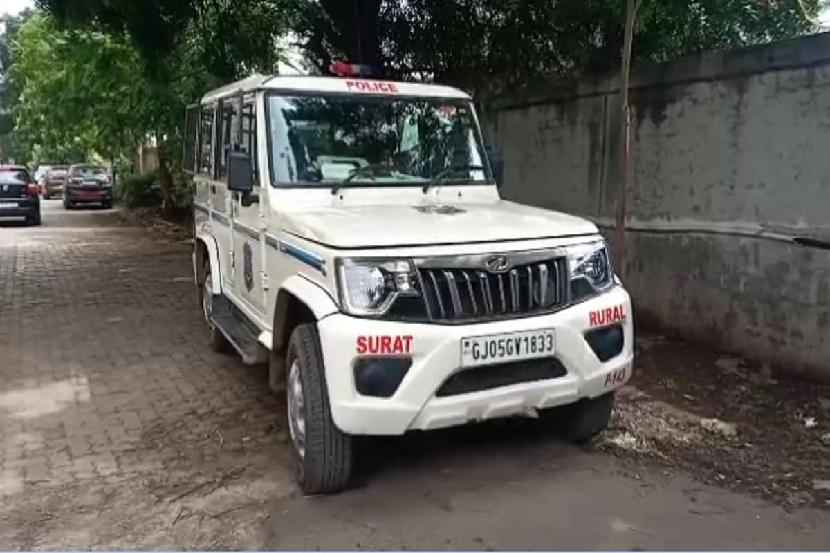 લૂંટારૂ ઈસમે તેનાં હાથનું ચપ્પૂ શાલીકરામનાં પેટમાં ડાબી બાજુ મારી દીધુ હતું. જોકે ટ્રક ડ્રાઈવર ડાઇવર સુનીલ દયારામ નીશાદે બુમાબુમ કરી મુકતા આ લૂંટારુ યુવાનો પોતાની મોટર સાઈકલ પર ત્યાંથી ભાગવા લાગ્યા હતા, ત્યારે તેમની પાછળ દોડેલા શાદીકરામે ટોમીનો છુટ્ટો ઘા માર્યો હતો. મોટરસાઈકલ પર પાછળ બેઠેલા ઇસમને વાગતા તે રોડ પર પડી ગયો હતો. જ્યારે બીજા બે નાશી છુટ્યા હતાં. લૂંટારૂ ઈસમે તેનાં હાથનું ચપ્પૂ શાલીકરામનાં પેટમાં ડાબી બાજુ મારી દીધુ હતું. જોકે ટ્રક ડ્રાઈવર ડાઇવર સુનીલ દયારામ નીશાદે બુમાબુમ કરી મુકતા આ લૂંટારુ યુવાનો પોતાની મોટર સાઈકલ પર ત્યાંથી ભાગવા લાગ્યા હતા, ત્યારે તેમની પાછળ દોડેલા શાદીકરામે ટોમીનો છુટ્ટો ઘા માર્યો હતો. મોટરસાઈકલ પર પાછળ બેઠેલા ઇસમને વાગતા તે રોડ પર પડી ગયો હતો. જ્યારે બીજા બે નાશી છુટ્યા હતાં.