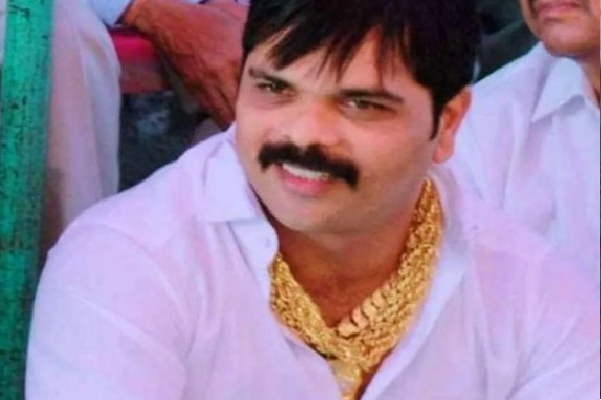 ત્યારે આ આરોપી અમદાવાદ વિસ્તારમાં રહેતો હોવાની વિગત ગુજરાત પોલીસને મળતા પોલીસે બાતમીના આધારે આ યુવકને ઝડપી પાડવામાં સફળતા મળી હતી. પકડાયેલો આરોપી વિરુદ્ધ ગુજરાતમાં અમદાવાદ માધવપુરા પોલીસ સ્ટેશનમાં ગુનો, સાબરમતી પોલીસ સ્ટેશનમાં હત્યાના ગુનામાં સંડોવણી, અમદાવાદ પોલીસ એસ.ઓ.જી હત્યાના ગુનામાં પાંચ જેટલા ફાયરઆર્મ સાથે પકડી પાડ્યો હતો. ત્યારે આ આરોપી અમદાવાદ વિસ્તારમાં રહેતો હોવાની વિગત ગુજરાત પોલીસને મળતા પોલીસે બાતમીના આધારે આ યુવકને ઝડપી પાડવામાં સફળતા મળી હતી. પકડાયેલો આરોપી વિરુદ્ધ ગુજરાતમાં અમદાવાદ માધવપુરા પોલીસ સ્ટેશનમાં ગુનો, સાબરમતી પોલીસ સ્ટેશનમાં હત્યાના ગુનામાં સંડોવણી, અમદાવાદ પોલીસ એસ.ઓ.જી હત્યાના ગુનામાં પાંચ જેટલા ફાયરઆર્મ સાથે પકડી પાડ્યો હતો.