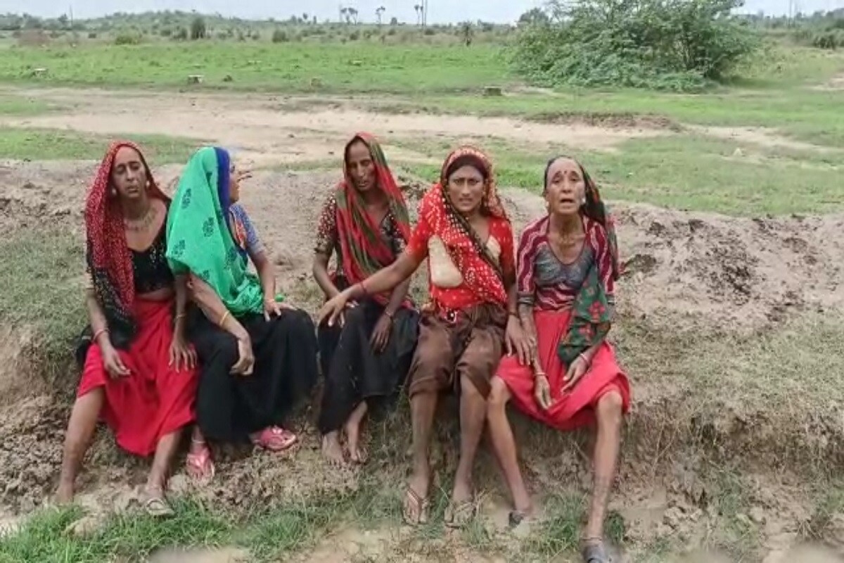 આમ ભાઈ અને પિતાને બચાવવા જતાં મોટો પુત્ર પણ પાણીમાં ડૂબ્યો હતો. આમ ત્રણેયનું પાણીમાં ડુબી જવાથી મોત નીપજ્યું હતું. એક સાથે ત્રણ સભ્યો ગુમાવતા રબારી પરિવારમાં (Rabari family) આંક્રત છવાયો હતો અને આખા ગામમાં મોતનો માતમ પ્રસર્યો હતો. આમ ભાઈ અને પિતાને બચાવવા જતાં મોટો પુત્ર પણ પાણીમાં ડૂબ્યો હતો. આમ ત્રણેયનું પાણીમાં ડુબી જવાથી મોત નીપજ્યું હતું. એક સાથે ત્રણ સભ્યો ગુમાવતા રબારી પરિવારમાં (Rabari family) આંક્રત છવાયો હતો અને આખા ગામમાં મોતનો માતમ પ્રસર્યો હતો.