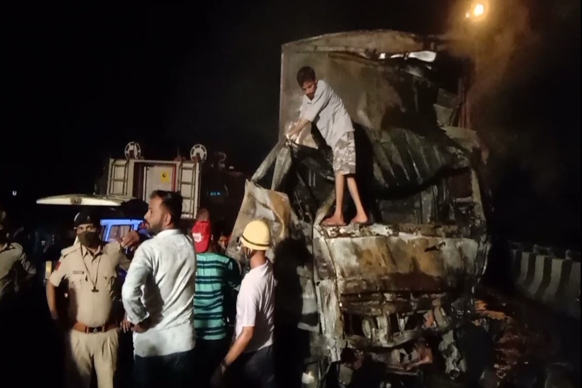 વલસાડ Tripple accident: 2 ટેમ્પો અને કન્ટેનર ધડાકાભેર અથડાતા વાહનો ભડકે બળ્યાં, બેનાં મોત