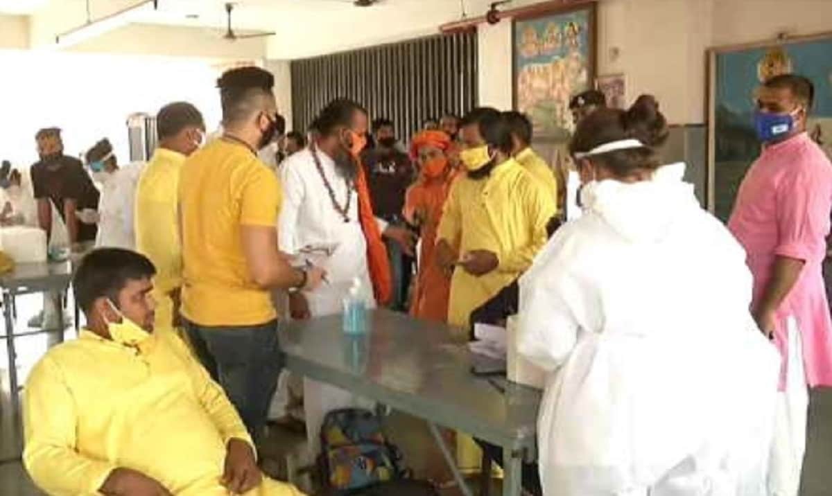 12 જુલાઇ રથયાત્રાના દિવસે, દર વર્ષની જેમ આ વખતે પણ મંગળા આરતીમાં કેન્દ્રિય ગૃહ મંત્રી અમિત શાહ ઉપસ્થિત રહેશે. મંગળાઆરતી બાદ મુખ્યમંત્રી વિજય રૂપાણી, નાયબ મુખ્યમંત્રી નીતિન પટેલ પહિંદ વિધિ સાથે રથ યાત્રાનો પ્રારંભ કરાવશે.કોરોનાને પગલે આ વખતે રથયાત્રાના 19 કિલોમીટરના રૂટ પર કરફ્યૂ રહેશે. ભક્તોને ઘરેથી ટીવી-સોશિયલ મીડિયાના માધ્યમથી જ રથયાત્રાના દર્શન કરવાનો અનુરોધ કરાયો છે. સંક્રમણ વધે નહીં માટે રથયાત્રા દરમિયાન પ્રસાદ વિતરણ બંધ રહેશે. 12 જુલાઇ રથયાત્રાના દિવસે, દર વર્ષની જેમ આ વખતે પણ મંગળા આરતીમાં કેન્દ્રિય ગૃહ મંત્રી અમિત શાહ ઉપસ્થિત રહેશે. મંગળાઆરતી બાદ મુખ્યમંત્રી વિજય રૂપાણી, નાયબ મુખ્યમંત્રી નીતિન પટેલ પહિંદ વિધિ સાથે રથ યાત્રાનો પ્રારંભ કરાવશે.કોરોનાને પગલે આ વખતે રથયાત્રાના 19 કિલોમીટરના રૂટ પર કરફ્યૂ રહેશે. ભક્તોને ઘરેથી ટીવી-સોશિયલ મીડિયાના માધ્યમથી જ રથયાત્રાના દર્શન કરવાનો અનુરોધ કરાયો છે. સંક્રમણ વધે નહીં માટે રથયાત્રા દરમિયાન પ્રસાદ વિતરણ બંધ રહેશે.