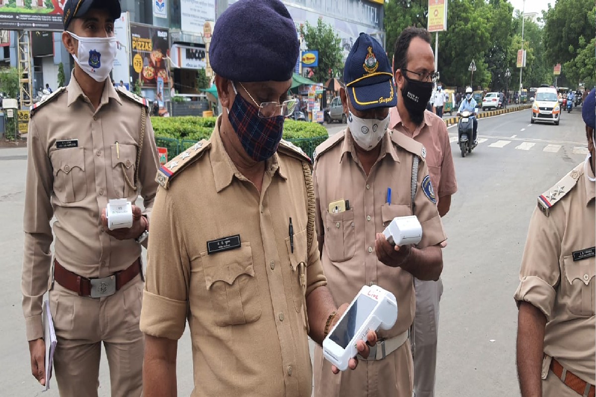  હર્મેશ સુખડિયા, અમદાવાદ: ટ્રાફિકના (Traffic Rules) નિયમ ભંગ કરીને દંડ (Fines) ન ભરવાના બહાના હવે નહિ ચાલે. કારણ કે અમદાવાદ ટ્રાફિક પોલીસ (Ahmedabad Traffic Police) વધુ ડિજીટલ (Digital) બની છે. એટલે કે સ્થળ પર જ હવે પીઓએસ મશીન દ્વારા દંડ વસુલી શકાશે. અમદાવાદ ના અલગ અલગ 150 સ્થળ પર 150 મશીન રાખવા માં આવ્યા છે. અમદાવાદ શહેર ટ્રાફિક પોલીસ હવે ડિજિટલ યુગ તરફ આગળ વધી રહી છે. પહેલા ટ્રાફિકના નિયમનો ભંગ કરનારને સીસીટીવી થકી ઈ મેમો મોકલવાની શરૂઆત કરવામાં આવી અને હવે પીઓએસ મશીન દ્વારા સ્થળ પર ટ્રાફિક નિયમ ભંગ કર્યો તો ત્યાં જ દંડ વસુલશે.