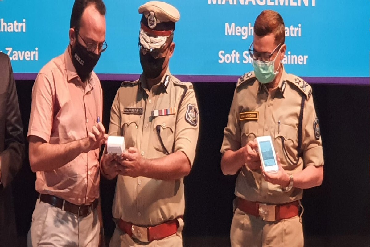 શહેરના તમામ ટ્રાફિક પોલીસસ્ટેશન દ્વારા કરોડો રૂપિયાનો દંડ ઉઘરાવવામાં આવ્યો છે. ત્યારે હવે અમદાવાદ ટ્રાફિક પોલીસ 150 પીઓએસ મશીનથી અગાઉનો બાકી દંડ પણ લેશે. સાથે જ સ્થળ પર નિયમનો ભંગ કરશે તો દંડ ઉઘરાવશે. જેમા હાલ માસ્કનો દંડ સિગ્નલ ભંગ, હેલમેટ ન પહેર્યુ હોય તે તમામ દંડ વસુલાશે. પીઓએસ મશીનથી ટ્રાફિક ભંગ કરનારા ફોટા પણ પાડી શકય છે. જો દંડ ભરવામાં આનાકાની કરે તો ફોટો પાડી ઇ મેમો પણ જનરેટ કરવામાં આવી શકે છે તેવું આ એપ્લિકેશનો બનાવનાર વસીમભાઈ એ જણાવ્યું હતું. શહેરના તમામ ટ્રાફિક પોલીસસ્ટેશન દ્વારા કરોડો રૂપિયાનો દંડ ઉઘરાવવામાં આવ્યો છે. ત્યારે હવે અમદાવાદ ટ્રાફિક પોલીસ 150 પીઓએસ મશીનથી અગાઉનો બાકી દંડ પણ લેશે. સાથે જ સ્થળ પર નિયમનો ભંગ કરશે તો દંડ ઉઘરાવશે. જેમા હાલ માસ્કનો દંડ સિગ્નલ ભંગ, હેલમેટ ન પહેર્યુ હોય તે તમામ દંડ વસુલાશે. પીઓએસ મશીનથી ટ્રાફિક ભંગ કરનારા ફોટા પણ પાડી શકય છે. જો દંડ ભરવામાં આનાકાની કરે તો ફોટો પાડી ઇ મેમો પણ જનરેટ કરવામાં આવી શકે છે તેવું આ એપ્લિકેશનો બનાવનાર વસીમભાઈ એ જણાવ્યું હતું.