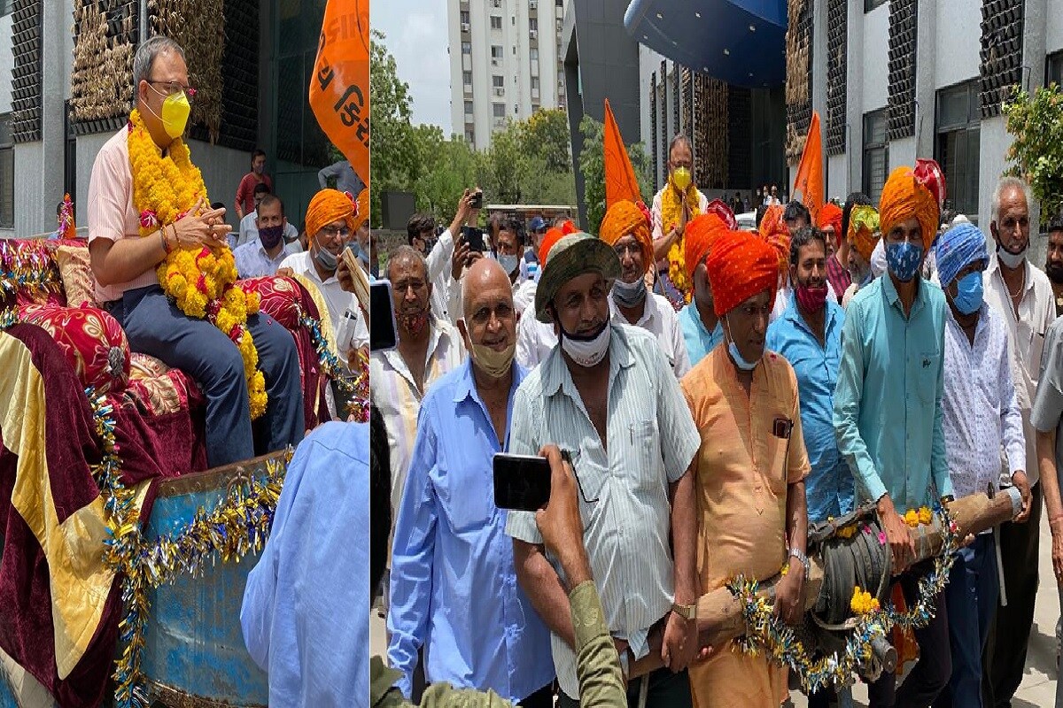 રાજકોટઃ અનોખી વિદાય! રાજકટોના અધિક કલેક્ટરને ગાડામાં બેસાડી સન્માનપૂર્વક આપી વિદાય, Photos