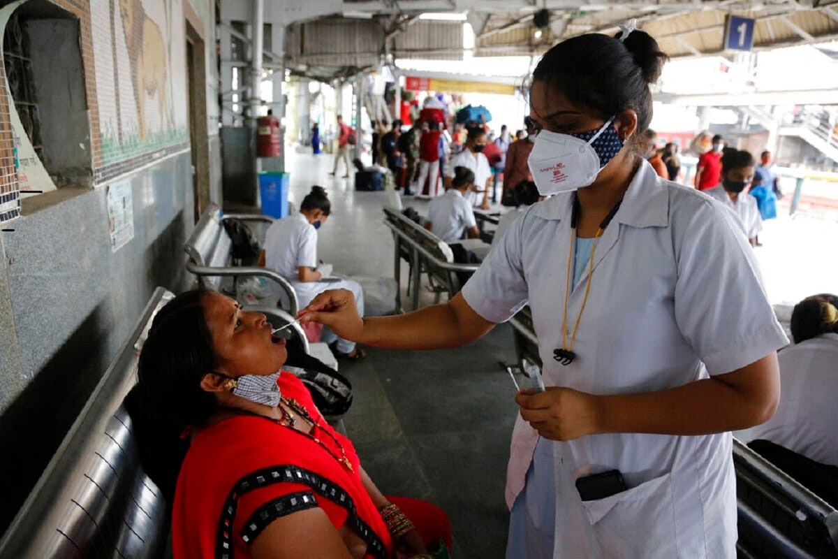 Coronavirus cases India, 27 July 2021: ભારતમાં કોરોનાને લઈ થોડા રાહતના સમાચાર આવી રહ્યા છે. 132 દિવસના લાંબા સમયગાળા બાદ એક દિવસમાં સંક્રમિત થતા દર્દીઓની સંખ્યા 30 હજારથી નીચે નોંધાઈ છે. આ ઉપરાંત એક્ટિવ કેસની સંખ્યા પણ 4 લાખની નીચે થઈ ગઈ છે. 124 દિવસ બાદ એક્ટિવ કેસની સંખ્યા 4 લાખથી નીચે આવી છે. આ ઉપરાંત મહારાષ્ટ્રમાં 160 દિવસ બાદ પહેલીવાર એક દિવસમાં પાંચ હજારથી ઓછા કેસ નોંધાયા છે. (પ્રતીકાત્મક તસવીર) Coronavirus cases India, 27 July 2021: ભારતમાં કોરોનાને લઈ થોડા રાહતના સમાચાર આવી રહ્યા છે. 132 દિવસના લાંબા સમયગાળા બાદ એક દિવસમાં સંક્રમિત થતા દર્દીઓની સંખ્યા 30 હજારથી નીચે નોંધાઈ છે. આ ઉપરાંત એક્ટિવ કેસની સંખ્યા પણ 4 લાખની નીચે થઈ ગઈ છે. 124 દિવસ બાદ એક્ટિવ કેસની સંખ્યા 4 લાખથી નીચે આવી છે. આ ઉપરાંત મહારાષ્ટ્રમાં 160 દિવસ બાદ પહેલીવાર એક દિવસમાં પાંચ હજારથી ઓછા કેસ નોંધાયા છે. (પ્રતીકાત્મક તસવીર)