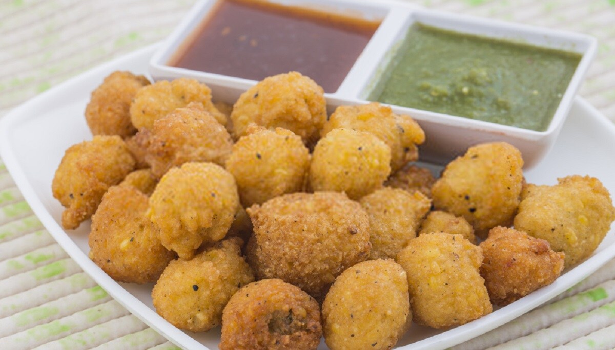 આ બાદ તમે ધાણા અને મરીને સીધા ખીરામાં ઉમેરવાને બદલે અધકચરા ક્રશ કરીને અથવા તો ખલમાં વાટીને નાંખો. આમ કરવાથી ફ્લેવર વધુ સારી આવશે. ત્યાર પછી ખીરામાં મીઠુ ઉમેરી થોડી મિનિટ સુધી ખીરુ બરાબર હલાવો. જેટલું વધારે ખીરું હલાવશો તેટલા દાળવડાં પોચાં બનશે. આ બાદ તમે ધાણા અને મરીને સીધા ખીરામાં ઉમેરવાને બદલે અધકચરા ક્રશ કરીને અથવા તો ખલમાં વાટીને નાંખો. આમ કરવાથી ફ્લેવર વધુ સારી આવશે. ત્યાર પછી ખીરામાં મીઠુ ઉમેરી થોડી મિનિટ સુધી ખીરુ બરાબર હલાવો. જેટલું વધારે ખીરું હલાવશો તેટલા દાળવડાં પોચાં બનશે.