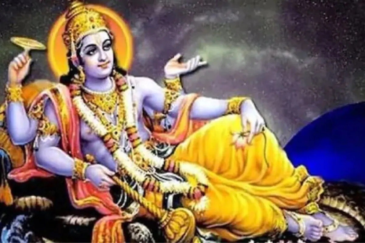 Devshayani Ekadashi 2021 Date: હિંદૂ ધર્મમાં અષાઢ મહિનામાં શુક્લ પક્ષની અગિયારસનું ખૂબ જ મહત્વ છે. આ અગિયારસને દેવશયની અગિયારસ કહેવામાં આવે છે. આ અગિયારસ અન્ય નામથી પણ પ્રચલિત છે. 19 જુલાઈની રાત્રિથી આ અગિયારસ શરૂ થશે, પરંતુ તેની ઉદય તિથિ પછીના દિવસે હોવાના કારણે 20 જુલાઈ મંગળવારના રોજ વ્રત રાખવામાં આવશે. પૌરાણિક માન્યતા અનુસાર આ દિવસથી ભગવાન વિષ્ણુ ઊંઘવાની શરૂઆત કરે છે અને ચાર મહિના બાદ કાર્તિક માસમાં શુક્લ પક્ષની અગિયારસ એટલે કે દેવઉઠી અગિયારસના રોજ ભગવાન વિષ્ણુ ઉઠે છે. આ દિવસના રોજ શુભ કામ જેમ કે, લગ્ન અને ધર્મ સંબંધિત અન્ય ક્રિયા કરવા માટેની મનાઈ કરવામાં આવે છે. આ દિવસથી સંન્યાસ આશ્રમ ગ્રહણ કરનાર વ્યક્તિઓ ચાતુર્માસ વ્રતની શરૂઆત કરે છે. Devshayani Ekadashi 2021 Date: હિંદૂ ધર્મમાં અષાઢ મહિનામાં શુક્લ પક્ષની અગિયારસનું ખૂબ જ મહત્વ છે. આ અગિયારસને દેવશયની અગિયારસ કહેવામાં આવે છે. આ અગિયારસ અન્ય નામથી પણ પ્રચલિત છે. 19 જુલાઈની રાત્રિથી આ અગિયારસ શરૂ થશે, પરંતુ તેની ઉદય તિથિ પછીના દિવસે હોવાના કારણે 20 જુલાઈ મંગળવારના રોજ વ્રત રાખવામાં આવશે. પૌરાણિક માન્યતા અનુસાર આ દિવસથી ભગવાન વિષ્ણુ ઊંઘવાની શરૂઆત કરે છે અને ચાર મહિના બાદ કાર્તિક માસમાં શુક્લ પક્ષની અગિયારસ એટલે કે દેવઉઠી અગિયારસના રોજ ભગવાન વિષ્ણુ ઉઠે છે. આ દિવસના રોજ શુભ કામ જેમ કે, લગ્ન અને ધર્મ સંબંધિત અન્ય ક્રિયા કરવા માટેની મનાઈ કરવામાં આવે છે. આ દિવસથી સંન્યાસ આશ્રમ ગ્રહણ કરનાર વ્યક્તિઓ ચાતુર્માસ વ્રતની શરૂઆત કરે છે.