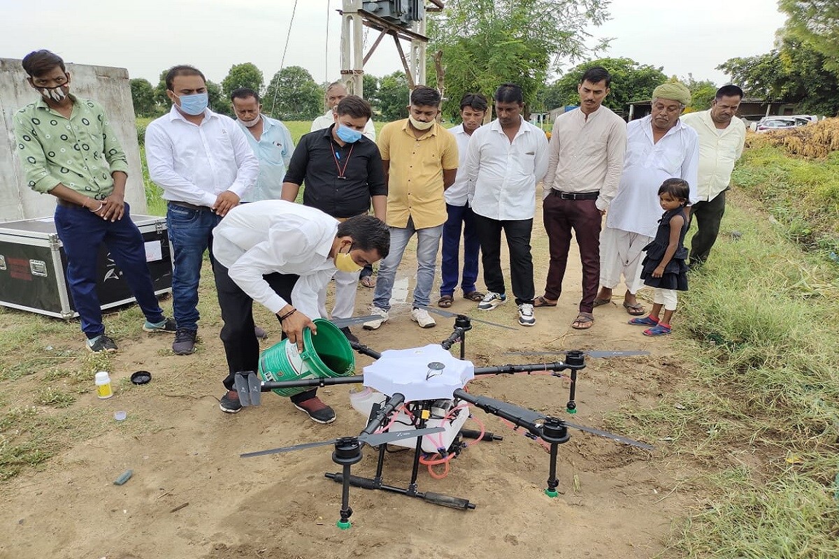 કનવરજી ઠાકોરે જણાવ્યું હતું કે ડ્રોનની મદદથી દવાનો છંટકાવ કરવાથી દવાનો છંટકાવ ખૂબ જ સારી રીતે થાય છે અને તેમાં પાણીનો ઉપયોગ પણ ખૂબ જ ઓછો કરવો પડે છે. આ ઉપરાંત ડ્રોનની મદદથી દવાનો છંટકાવ કરવાથી દવાની હાનિકારક અસરથી ખેડૂતને રક્ષણ મળે છે. પ્રગતિશીલ ખેડૂત કનવરજી ઠાકોરનું માનવું છે કે ડ્રોનથી દવાનો છંટકાવ કરવાથી સમય, પાણી અને ખર્ચનો બચાવ થાય છે. કનવરજી ઠાકોરે જણાવ્યું હતું કે ડ્રોનની મદદથી દવાનો છંટકાવ કરવાથી દવાનો છંટકાવ ખૂબ જ સારી રીતે થાય છે અને તેમાં પાણીનો ઉપયોગ પણ ખૂબ જ ઓછો કરવો પડે છે. આ ઉપરાંત ડ્રોનની મદદથી દવાનો છંટકાવ કરવાથી દવાની હાનિકારક અસરથી ખેડૂતને રક્ષણ મળે છે. પ્રગતિશીલ ખેડૂત કનવરજી ઠાકોરનું માનવું છે કે ડ્રોનથી દવાનો છંટકાવ કરવાથી સમય, પાણી અને ખર્ચનો બચાવ થાય છે.