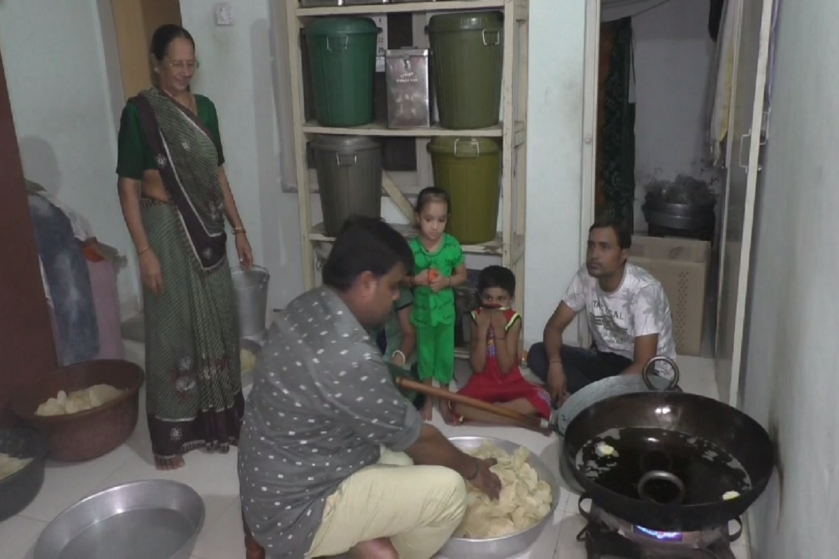  કિંજલ કારસરીયા, જામનગર: કોરોનાકાળમાં અનેક વેપારીઓનો ધંધો ઠપ્પ થઇ ગયો છે જેમાંથી એવા ઘણાં છે જેઓ હિંમત હારી ગયા પરંતુ એવા પણ અનેક કિસ્સાઓ છે જેમાં પરિવાર સાથે મળીને નબળી પરિસ્થિતિમાં પણ મહેનત કરીને આગળ વધવાની આશ નથી છોડી. આવી જ એક પ્રેરણાત્મક વાત છે જામનગરનાં એક પરિવારની. જામનગરમાં સોની બજારમાં હિતેન્દ્રભાઈ મોનાણી પોતાના બન્ને પુત્રો સાથે સોની કામ સાથે સંકળાયેલા હતા. બે પેઢીથી સોનાના વ્યવસાય સાથે સંકળાયેલા આ પરિવારના મોભી હિતેન્દ્રભાઈ મોનાણીએ બીમારીમાં દમ તોડયો બાદમાં આ પરિવારના બંને પુત્રો સોની કામ કરતા હતા પરંતુ હાલ કોરોનાની કપરી પરિસ્થિતિમાં સોની કામ નહીં મળતાં પરિવારના ગુજરાન ચલાવવુ અઘરું બન્યું હતું.