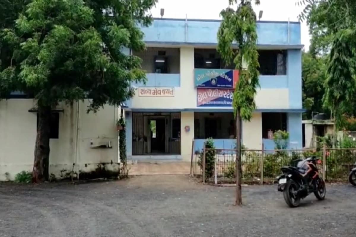 જામનગર જીલ્લાના ધ્રોલ પંથકમાં પારિવારિક સબંધ કલેસમાં હત્યાનો વધુ એક કિસ્સો સામે આવ્યો છે. ધ્રોલ તાલુકાના હરીપર ગામે મનસુખભાઈ અકબરીની વાડીમાં મજુરી કામ કરતા રાજુભાઈ વેસ્તાભાઈ ભીંડેની નજીકમાં આવેલ ડાંગરા ગામે પતિ સાથે મજુરી કામ કરતી બહેનનો ગળેટુપો ખાધેલ હાલતમાં મૃતદેહ મળી આવ્યો હતો. દંપતી સુઈ ગયા બાદ રાત્રે આ ઘટના ઘટી હોવાનું સામે આવ્યું હતું. સવારે પત્ની જમકુંબેન ઉવ 24 મકાન બહાર લટકતી હોવાની જાણ પતી કેરુંભાઈએ તેણીના પરિવારજનોને કરી હતી. જામનગર જીલ્લાના ધ્રોલ પંથકમાં પારિવારિક સબંધ કલેસમાં હત્યાનો વધુ એક કિસ્સો સામે આવ્યો છે. ધ્રોલ તાલુકાના હરીપર ગામે મનસુખભાઈ અકબરીની વાડીમાં મજુરી કામ કરતા રાજુભાઈ વેસ્તાભાઈ ભીંડેની નજીકમાં આવેલ ડાંગરા ગામે પતિ સાથે મજુરી કામ કરતી બહેનનો ગળેટુપો ખાધેલ હાલતમાં મૃતદેહ મળી આવ્યો હતો. દંપતી સુઈ ગયા બાદ રાત્રે આ ઘટના ઘટી હોવાનું સામે આવ્યું હતું. સવારે પત્ની જમકુંબેન ઉવ 24 મકાન બહાર લટકતી હોવાની જાણ પતી કેરુંભાઈએ તેણીના પરિવારજનોને કરી હતી.