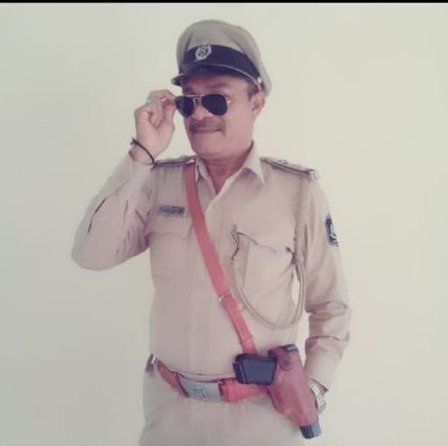 પોલીસ સૂત્રો પાસેથી મળતી માહિતી મુજબ, જુનાગઢ ખાતે ડીવાયએસપીના રીડર પીએસઆઈ તરીકે ડી.કે. સીંગરખીયા છ દિવસ પહેલા જ હાજર થયા હતા. પીએસઆઈ ડી.કે. સીંગરખીયા ભવનાથ તળેટીમાં ફુટ પેટ્રોલીંગમાં નિકળ્યા હતા તે સમયે કારે ટક્કર મારતાં તેઓને ગંભીર ઈજાઓ પહોંચી હતી. ઈજાગ્રસ્ત હાલતમાં તેઓને એક ખાનગી હોસ્પિટલમાં લઈ જવામાં આવ્યા બાદ તેઓનું સારવાર દરમિયાન મોત થયું હતું. (મૃતક પોલીસની ફાઇલ તસવીર) પોલીસ સૂત્રો પાસેથી મળતી માહિતી મુજબ, જુનાગઢ ખાતે ડીવાયએસપીના રીડર પીએસઆઈ તરીકે ડી.કે. સીંગરખીયા છ દિવસ પહેલા જ હાજર થયા હતા. પીએસઆઈ ડી.કે. સીંગરખીયા ભવનાથ તળેટીમાં ફુટ પેટ્રોલીંગમાં નિકળ્યા હતા તે સમયે કારે ટક્કર મારતાં તેઓને ગંભીર ઈજાઓ પહોંચી હતી. ઈજાગ્રસ્ત હાલતમાં તેઓને એક ખાનગી હોસ્પિટલમાં લઈ જવામાં આવ્યા બાદ તેઓનું સારવાર દરમિયાન મોત થયું હતું. (મૃતક પોલીસની ફાઇલ તસવીર)