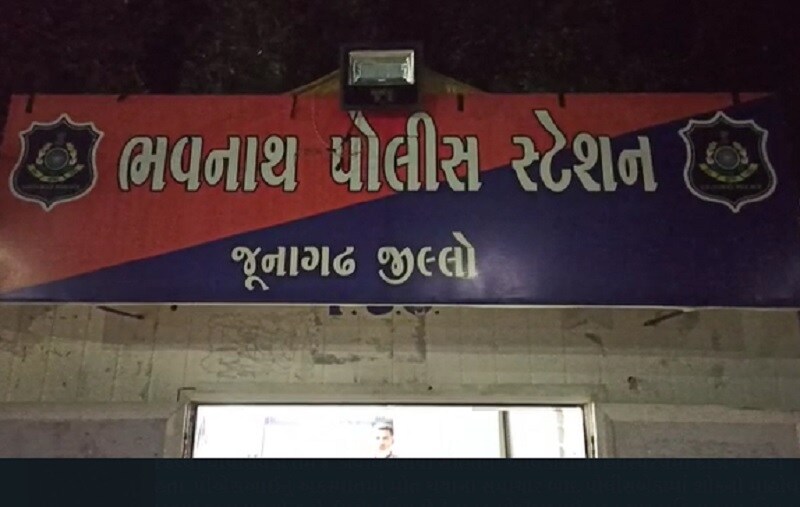 બનાવની જાણ થતાં જિલ્લા પોલીસવડા તેમજ ડીવાયએસપી સહિતના અધિકારીઓ હોસ્પિટલમાં દોડી આવ્યા હતા. પીએસઆઈનું અકસ્માતમાં મોત થયાના સમાચાર બાદ પોલીસબેડામાં શોકનો માહોલ છવાઈ જવા પામ્યો હતો. ઉલ્લેખનિય છે કે, મૃતક પીએસઆઈ ચાર મહિના બાદ નિવૃત થવા જઈ રહ્યા હતા. તેઓની નિવૃતી નજીક હોવાથી પરિવારમાં પણ ખુશીનો માહોલ હતો કારણ કે વર્ષો સુધી પોલીસ વિભાગમાં સેવા આપ્યા બાદ તેઓ નિવૃત થઈ પરિવાર સાથે સમય વિતાવશે. પરંતુ આ ગોઝારા અકસ્માતને કારણે પરિવારજનોની આ ઇચ્છા અધૂરી જ રહી ગઇ. એકાએક પરિવારમાં પીએસઆઈના મોતના સમાચાર મળતાં માહોલ માતમમાં ફેરવાઈ જવા પામ્યો હતો. બનાવની જાણ થતાં જિલ્લા પોલીસવડા તેમજ ડીવાયએસપી સહિતના અધિકારીઓ હોસ્પિટલમાં દોડી આવ્યા હતા. પીએસઆઈનું અકસ્માતમાં મોત થયાના સમાચાર બાદ પોલીસબેડામાં શોકનો માહોલ છવાઈ જવા પામ્યો હતો. ઉલ્લેખનિય છે કે, મૃતક પીએસઆઈ ચાર મહિના બાદ નિવૃત થવા જઈ રહ્યા હતા. તેઓની નિવૃતી નજીક હોવાથી પરિવારમાં પણ ખુશીનો માહોલ હતો કારણ કે વર્ષો સુધી પોલીસ વિભાગમાં સેવા આપ્યા બાદ તેઓ નિવૃત થઈ પરિવાર સાથે સમય વિતાવશે. પરંતુ આ ગોઝારા અકસ્માતને કારણે પરિવારજનોની આ ઇચ્છા અધૂરી જ રહી ગઇ. એકાએક પરિવારમાં પીએસઆઈના મોતના સમાચાર મળતાં માહોલ માતમમાં ફેરવાઈ જવા પામ્યો હતો.