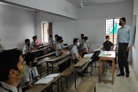 ગુજરાતમાં ધો. 9થી 11નું ઓફલાઇન શિક્ષણ શરૂ: ઓડ ઇવન પદ્ધતિથી વિધાર્થીઓને બોલાવવાનું આયોજન