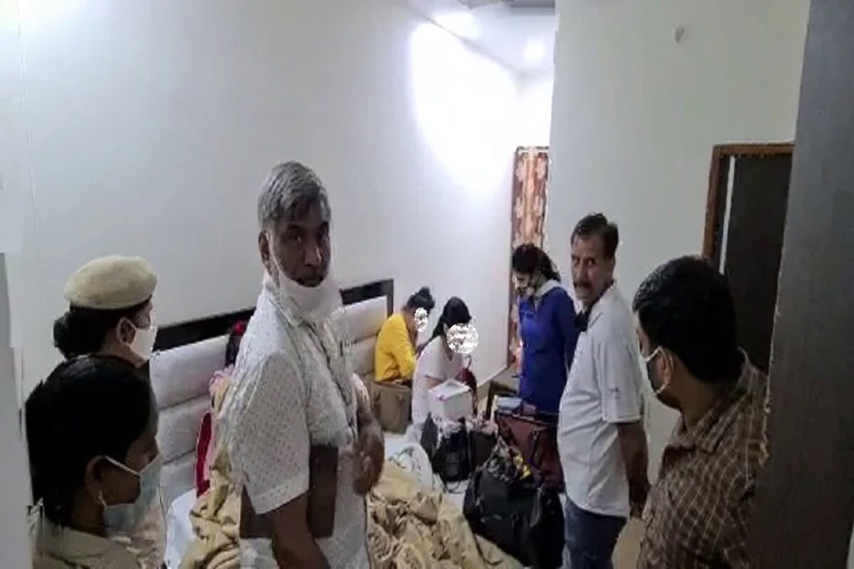 અલગ-અલગ 9 ટીમોએ એક સાથે રાત્રે દરોડા પાડ્યા હતા. કાર્યવાહી દરમિયાન સ્થાનિક પોલીસ અને એસડીએમ સોનીપત પણ તેમની સાથે રહ્યા. ટીમે મુરથલ સ્થિત હેપ્પી, રાજા અને હોટલ વેસ્ટ ઢાબા પર દરોડા પાડી 12 યુવતીઓ અને 3 યુવકોને ઝડપી લીધા. તમામને દેહવેપાર કરતી વખતે ઝડપવામાં આવ્યા છે. અલગ-અલગ 9 ટીમોએ એક સાથે રાત્રે દરોડા પાડ્યા હતા. કાર્યવાહી દરમિયાન સ્થાનિક પોલીસ અને એસડીએમ સોનીપત પણ તેમની સાથે રહ્યા. ટીમે મુરથલ સ્થિત હેપ્પી, રાજા અને હોટલ વેસ્ટ ઢાબા પર દરોડા પાડી 12 યુવતીઓ અને 3 યુવકોને ઝડપી લીધા. તમામને દેહવેપાર કરતી વખતે ઝડપવામાં આવ્યા છે.