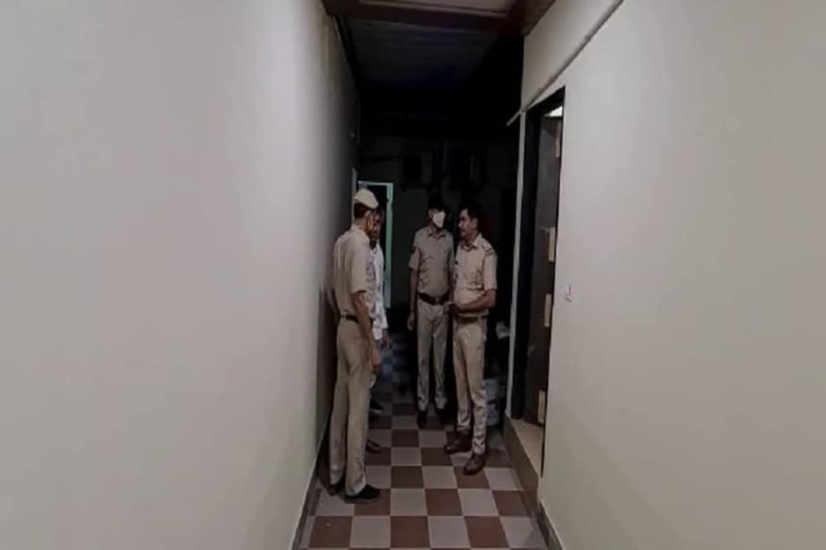 નોંધનીય છે કે, મુરથલમાં ઢાબાની આડમાં દેહવેપાર, નશાનો ધંધો ચાલતો હતો. તેની સાથે જ જુગારધામ ચાલતું હોવાની જાણકારી મુખ્યમંત્રીની પોલીસ પેટ્રોલિંગ ટીમને મળી હતી. તેના આધારે બુધવાર રાત્રે 9:30 વાગ્યે ડીસીપી અજીત સિંહના નેતૃત્વમાં મુરથલના ઢાબા પર દરોડા પાડવામાં આવ્યા હતા. નોંધનીય છે કે, મુરથલમાં ઢાબાની આડમાં દેહવેપાર, નશાનો ધંધો ચાલતો હતો. તેની સાથે જ જુગારધામ ચાલતું હોવાની જાણકારી મુખ્યમંત્રીની પોલીસ પેટ્રોલિંગ ટીમને મળી હતી. તેના આધારે બુધવાર રાત્રે 9:30 વાગ્યે ડીસીપી અજીત સિંહના નેતૃત્વમાં મુરથલના ઢાબા પર દરોડા પાડવામાં આવ્યા હતા.