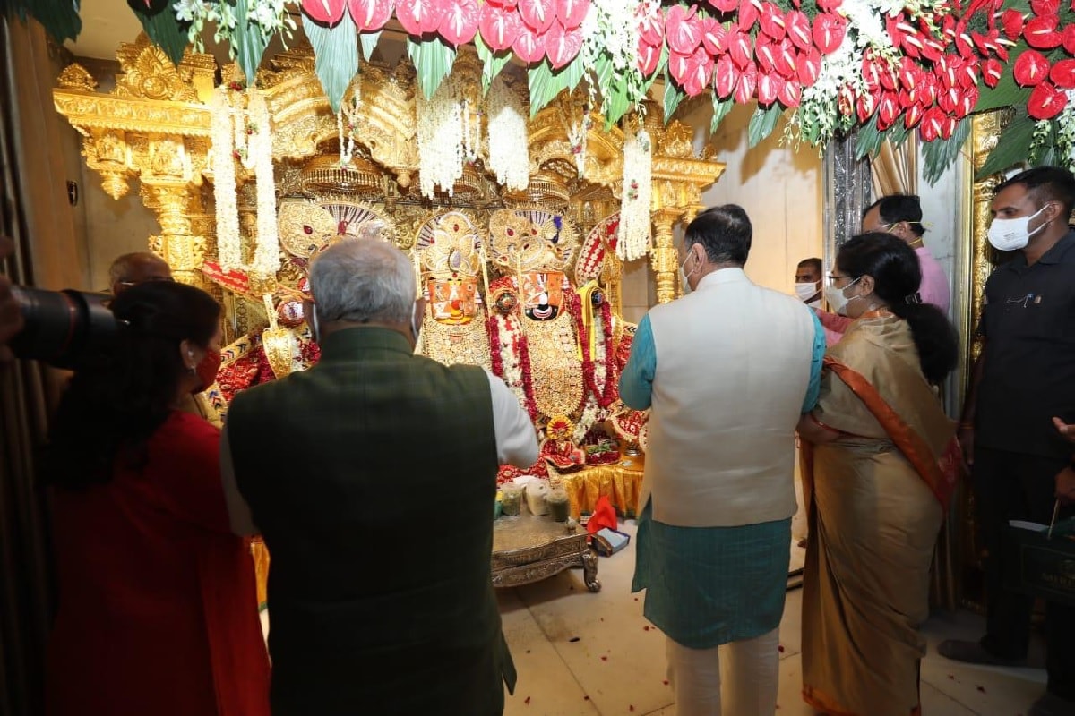 પ્રણવ પટેલ, અમદાવાદઃ આવતી કાલ સોમવારે અષાઢી બીજના (Ashadhi bij) દિવસે અમદાવાદ (Ahmedabad) સહિત દેશના અનેક શહેરોમાં ભગવાન જગન્નાથ (loard Jagannath) રથપર સવાર થઈને નગરચર્ચાએ નીકળશે. ત્યારે રથયાત્રાના આગલા દિવસે રવિવારે સાંજે મુખ્યમંત્રી સીએમ રૂપાણી (CM vijay rupani) અને પત્ની અંજલિ રૂપાણી (Anjali rupani) સાથે સાથે ડે. સીએમ નીતિન પટેલ (Dy CM Nitin Patel) ભગવાનના દર્શન અને આરતી ઉતારવા માટે જમાલપુર ભગવાન જગન્નાથ મંદિરે (Jamalpur Jagannath temple) પહોંચ્યા હતા. મુખ્યમંત્રી સીએમ રૂપાણી અને અંજલિ રૂપાણી ભગવાન જગન્નાથજીની આરતી ઉતારી હતી. પ્રણવ પટેલ, અમદાવાદઃ આવતી કાલ સોમવારે અષાઢી બીજના (Ashadhi bij) દિવસે અમદાવાદ (Ahmedabad) સહિત દેશના અનેક શહેરોમાં ભગવાન જગન્નાથ (loard Jagannath) રથપર સવાર થઈને નગરચર્ચાએ નીકળશે. ત્યારે રથયાત્રાના આગલા દિવસે રવિવારે સાંજે મુખ્યમંત્રી સીએમ રૂપાણી (CM vijay rupani) અને પત્ની અંજલિ રૂપાણી (Anjali rupani) સાથે સાથે ડે. સીએમ નીતિન પટેલ (Dy CM Nitin Patel) ભગવાનના દર્શન અને આરતી ઉતારવા માટે જમાલપુર ભગવાન જગન્નાથ મંદિરે (Jamalpur Jagannath temple) પહોંચ્યા હતા. મુખ્યમંત્રી સીએમ રૂપાણી અને અંજલિ રૂપાણી ભગવાન જગન્નાથજીની આરતી ઉતારી હતી.
