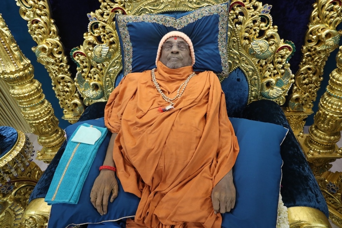 અંકિત ઘોનસિકર, વડોદરા : યોગી ડિવાઇન સોસાયટીના સ્થાપક અને સોખડા સ્વામિનારાયણ સંપ્રદાયના (sokhda Hariprasad Swami) વડા હરિપ્રસાદ સ્વામી વૈકુંઠનિવાસી થયા છે. સોખડામાં લાખોની સંખ્યામાં હરિભક્તો અને સત્સંગીઓ સ્વામીજીના અંતિમ દર્શને આવી રહ્યા છે. ગુરૂમહારાજના અંતિમ દર્શનની સાથે સૌ હરિભક્તોને હવે એક પ્રશ્ન છે કે તેમનું માર્દર્શન હવે પછી કોણ કરશે. (સ્વામી હરિપ્રસાદના દિવ્ય અંતિમ દર્શનની ખાસ તસવીર) અંકિત ઘોનસિકર, વડોદરા : યોગી ડિવાઇન સોસાયટીના સ્થાપક અને સોખડા સ્વામિનારાયણ સંપ્રદાયના (sokhda Hariprasad Swami) વડા હરિપ્રસાદ સ્વામી વૈકુંઠનિવાસી થયા છે. સોખડામાં લાખોની સંખ્યામાં હરિભક્તો અને સત્સંગીઓ સ્વામીજીના અંતિમ દર્શને આવી રહ્યા છે. ગુરૂમહારાજના અંતિમ દર્શનની સાથે સૌ હરિભક્તોને હવે એક પ્રશ્ન છે કે તેમનું માર્દર્શન હવે પછી કોણ કરશે. (સ્વામી હરિપ્રસાદના દિવ્ય અંતિમ દર્શનની ખાસ તસવીર)
