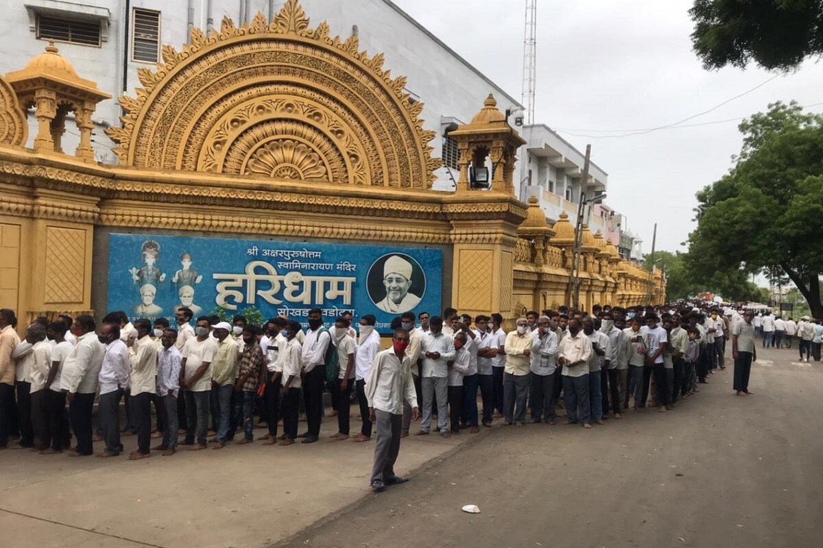 હરિભક્તો કહી રહ્યાં છે, કે અમે હરિપ્રસાદ સ્વામીજીનાં જીવન પરથી બોધ લઇને તેમને આપેલા આશીર્વચનોનું પાલન કરીશું. કોઇ આપણી તરફ આત્મીય બને કે ન બને પણ જાતે આત્મીય બનીને અન્યોની સેવા કરીશું. આજે મોટી સંખ્યામાં ભક્તો દર્શનાર્થે જોડાયા છે. ત્યારે બધા હરિભક્તોને માસ્ક અને સોશિયલ ડિસ્ટન્સનું પાલન કરવાનું જણાવવામાં આવ્યું છે.(તસવીર: પ્રણવ પટેલ) હરિભક્તો કહી રહ્યાં છે, કે અમે હરિપ્રસાદ સ્વામીજીનાં જીવન પરથી બોધ લઇને તેમને આપેલા આશીર્વચનોનું પાલન કરીશું. કોઇ આપણી તરફ આત્મીય બને કે ન બને પણ જાતે આત્મીય બનીને અન્યોની સેવા કરીશું. આજે મોટી સંખ્યામાં ભક્તો દર્શનાર્થે જોડાયા છે. ત્યારે બધા હરિભક્તોને માસ્ક અને સોશિયલ ડિસ્ટન્સનું પાલન કરવાનું જણાવવામાં આવ્યું છે.(તસવીર: પ્રણવ પટેલ)