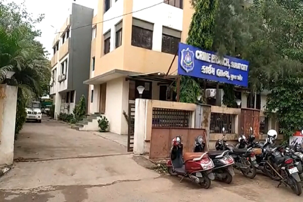 ત્યારે લૂંટના ઇરાદે હથિયાર બતાવી દુકાન માલિકને ધમકાવી લૂંટ કરવાના ઇરાદે દુકાનમાં પ્રવેસ કરીયો હતો જોકે દુકાન માલિકે આ લૂંટારુનો પ્રતિકારક કરતા આરોપીઓએ તેમની પાસેના પિસ્ટલ તથા તમંચાથી ફાયરિંગ કરી મહેન્દ્રભાઇ શાહનું ખુન કરી નાશી ગયેલ હતા જોકે ઘટના બાદ પોલીસે આ મામલે ગુનો દાખલ કરી તપાસ સાહરુ કરી હતી. ત્યારે લૂંટના ઇરાદે હથિયાર બતાવી દુકાન માલિકને ધમકાવી લૂંટ કરવાના ઇરાદે દુકાનમાં પ્રવેસ કરીયો હતો જોકે દુકાન માલિકે આ લૂંટારુનો પ્રતિકારક કરતા આરોપીઓએ તેમની પાસેના પિસ્ટલ તથા તમંચાથી ફાયરિંગ કરી મહેન્દ્રભાઇ શાહનું ખુન કરી નાશી ગયેલ હતા જોકે ઘટના બાદ પોલીસે આ મામલે ગુનો દાખલ કરી તપાસ સાહરુ કરી હતી.